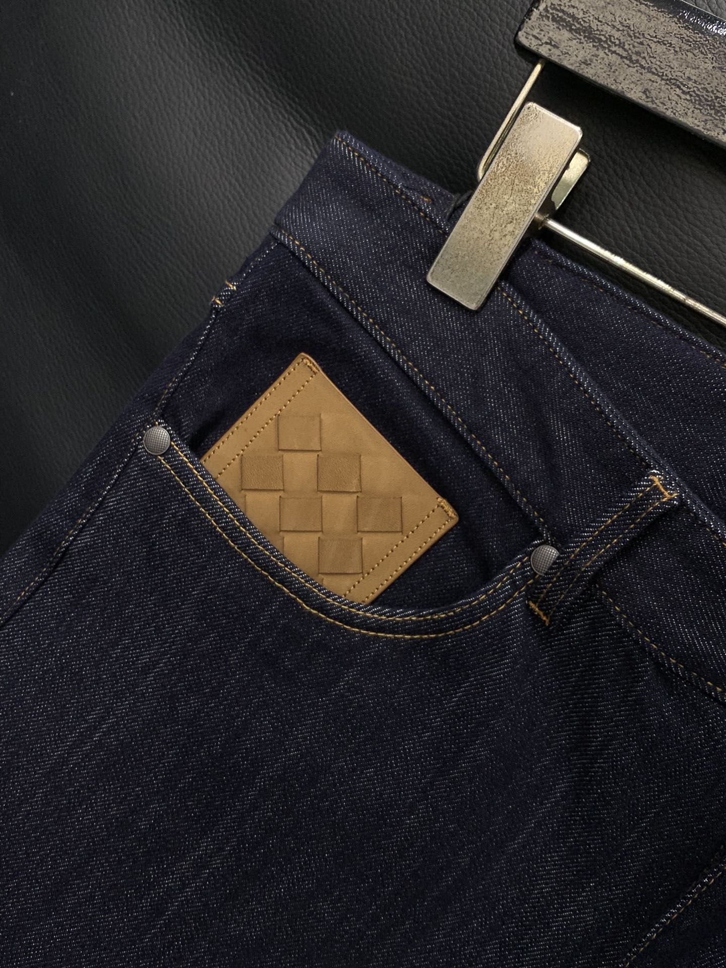 ，Bottega Veneta 葆蝶家，2025秋季新品，时尚休闲水洗牛仔裤，专柜同步有售，原单狠货，进