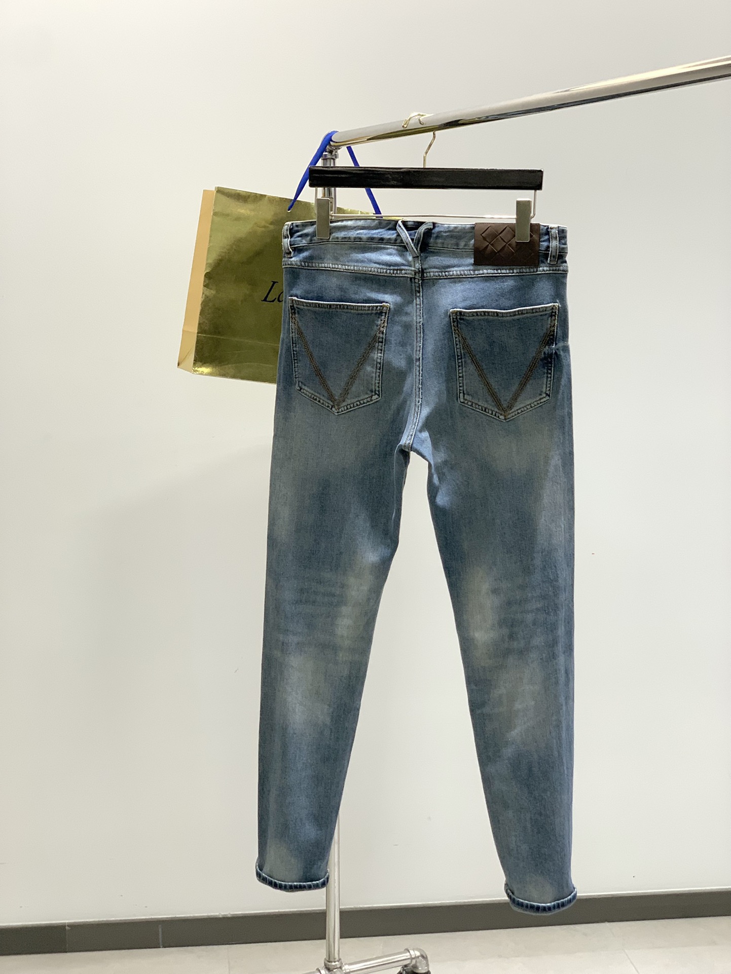 ，Bottega Veneta 葆蝶家，2025秋季新品，时尚休闲水洗牛仔裤，专柜同步有售，原单狠货，进