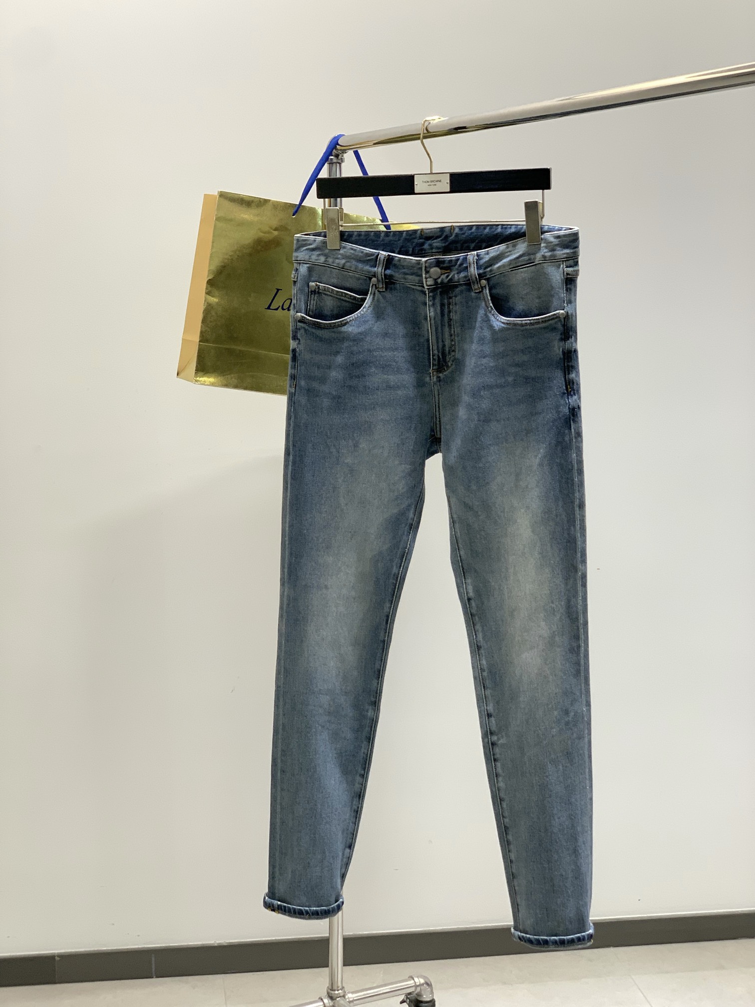 ，Bottega Veneta 葆蝶家，2025秋季新品，时尚休闲水洗牛仔裤，专柜同步有售，原单狠货，进