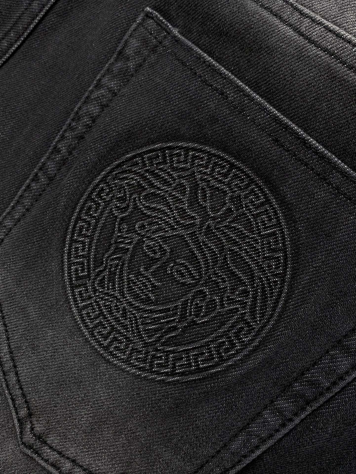 ，Versace 范思哲，2025秋季最新品，专柜同步有售，原单狠货，时尚休闲水洗牛仔裤，进口原版水洗面