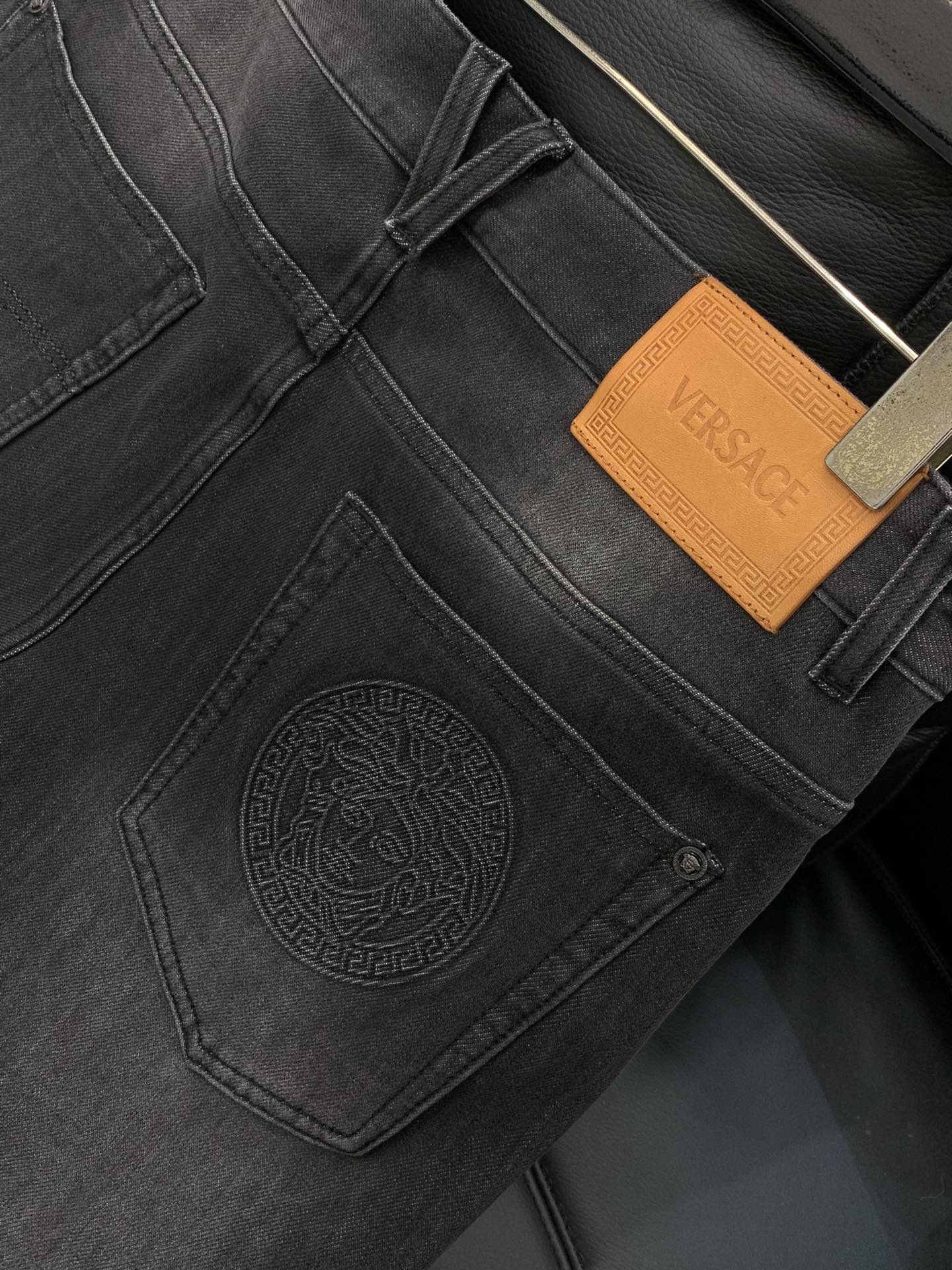 ，Versace 范思哲，2025秋季最新品，专柜同步有售，原单狠货，时尚休闲水洗牛仔裤，进口原版水洗面