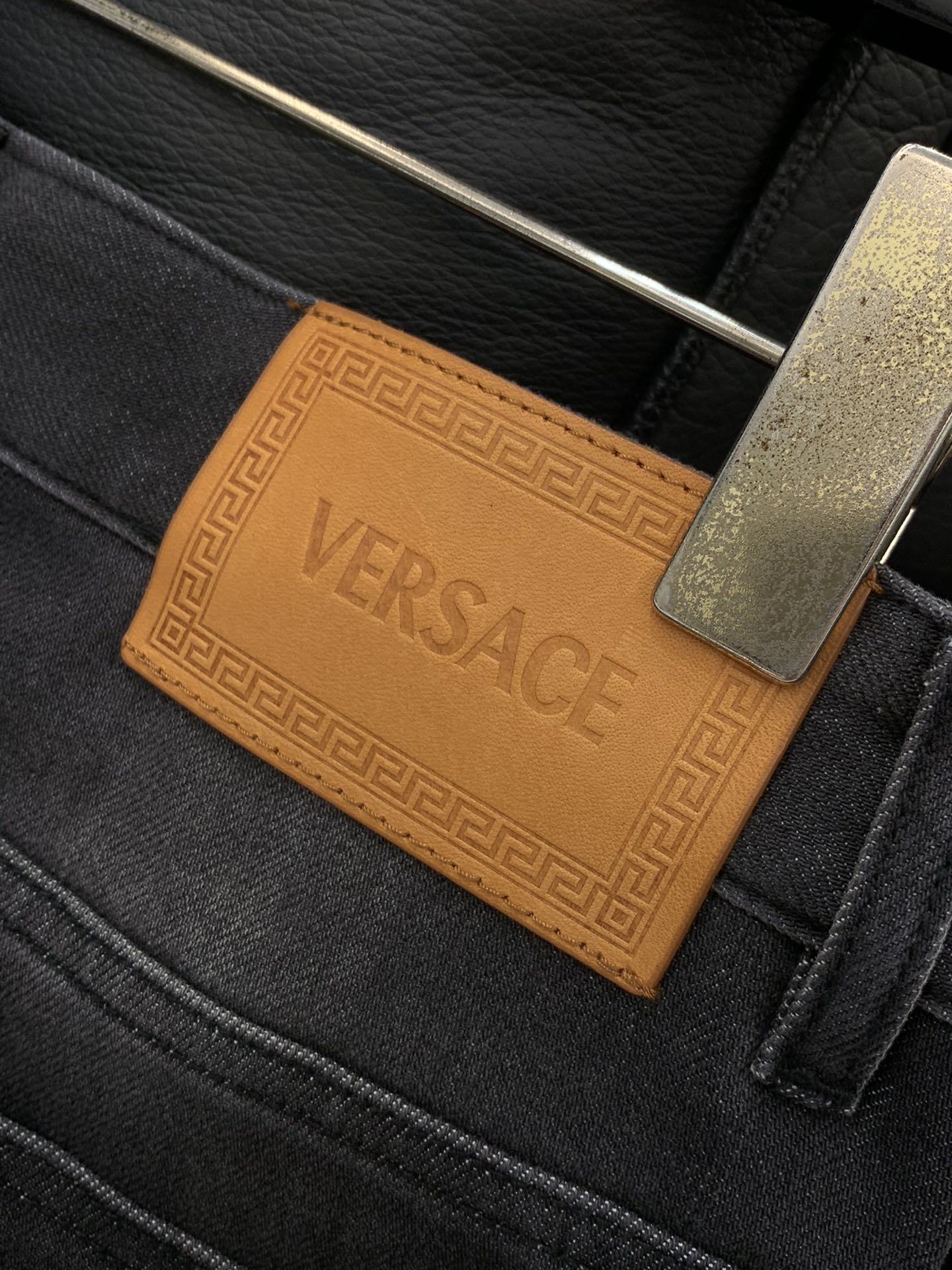 ，Versace 范思哲，2025秋季最新品，专柜同步有售，原单狠货，时尚休闲水洗牛仔裤，进口原版水洗面