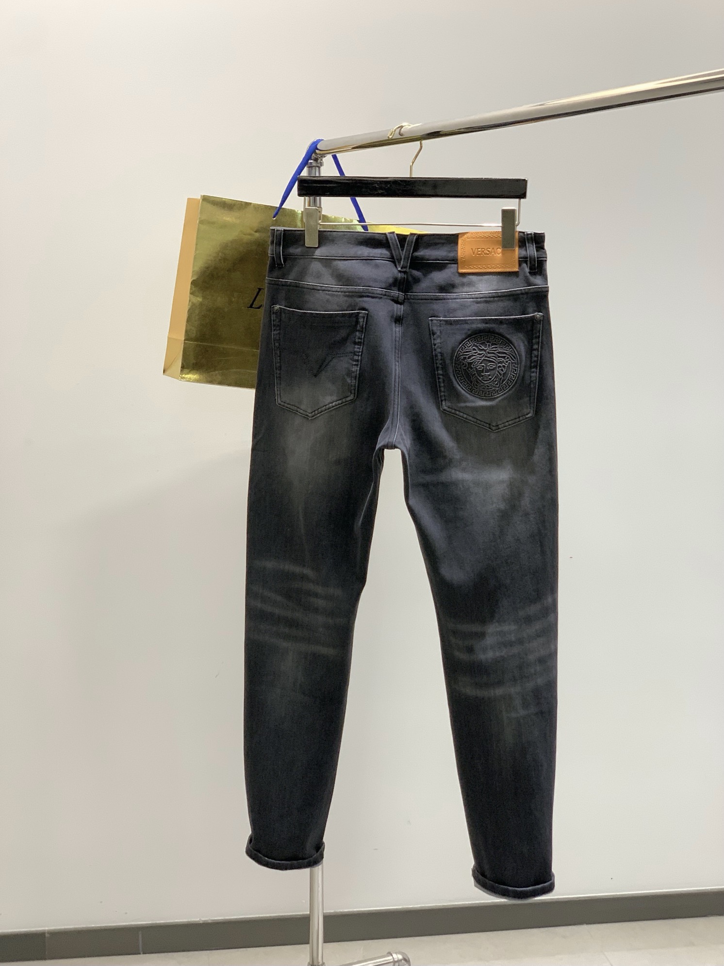 ，Versace 范思哲，2025秋季最新品，专柜同步有售，原单狠货，时尚休闲水洗牛仔裤，进口原版水洗面