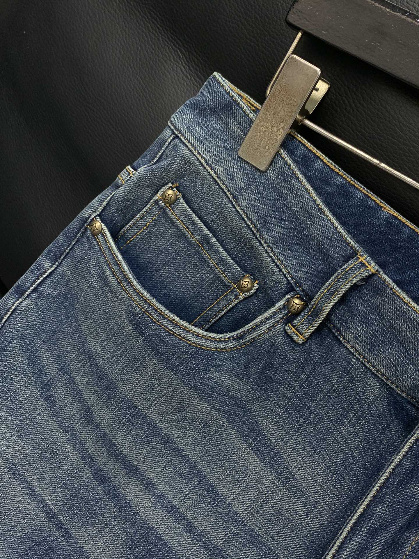 ，LouisVuitton 路易威登，2025秋季最新款，专柜同步有售，原单狠货，时尚休闲牛仔裤，上身很