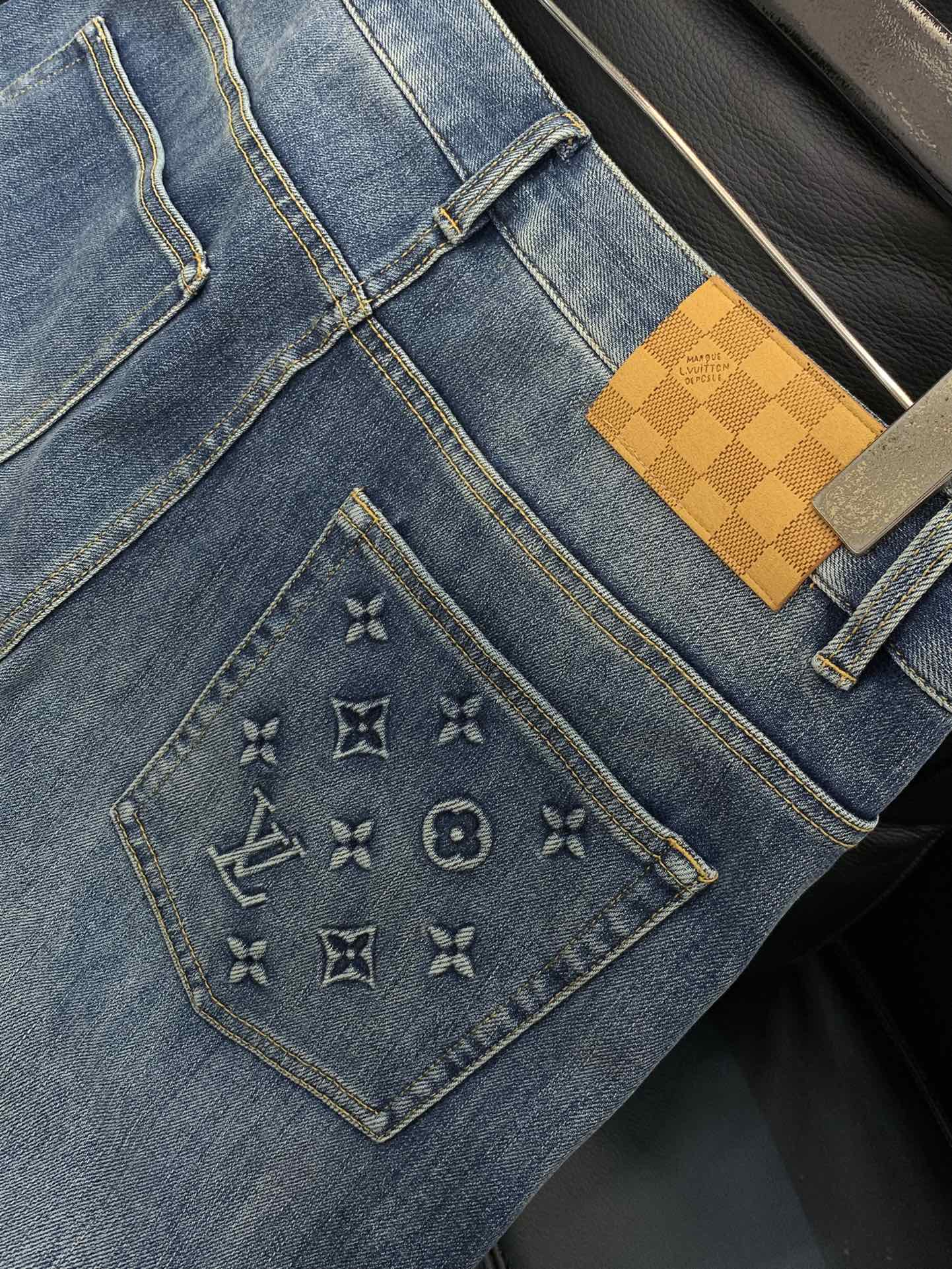 ，LouisVuitton 路易威登，2025秋季最新款，专柜同步有售，原单狠货，时尚休闲牛仔裤，上身很