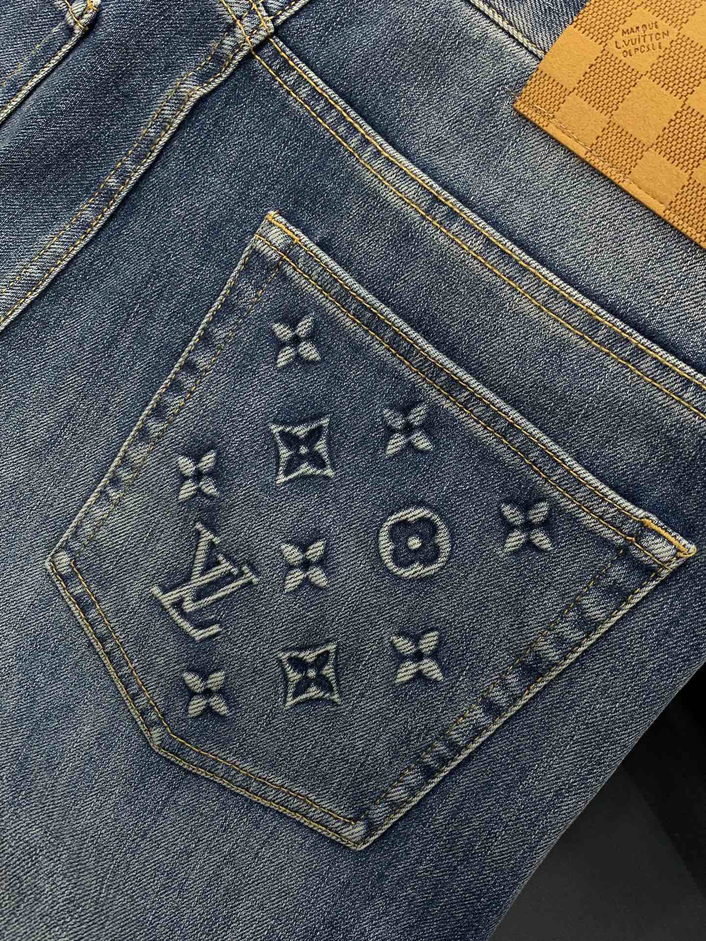 ，LouisVuitton 路易威登，2025秋季最新款，专柜同步有售，原单狠货，时尚休闲牛仔裤，上身很