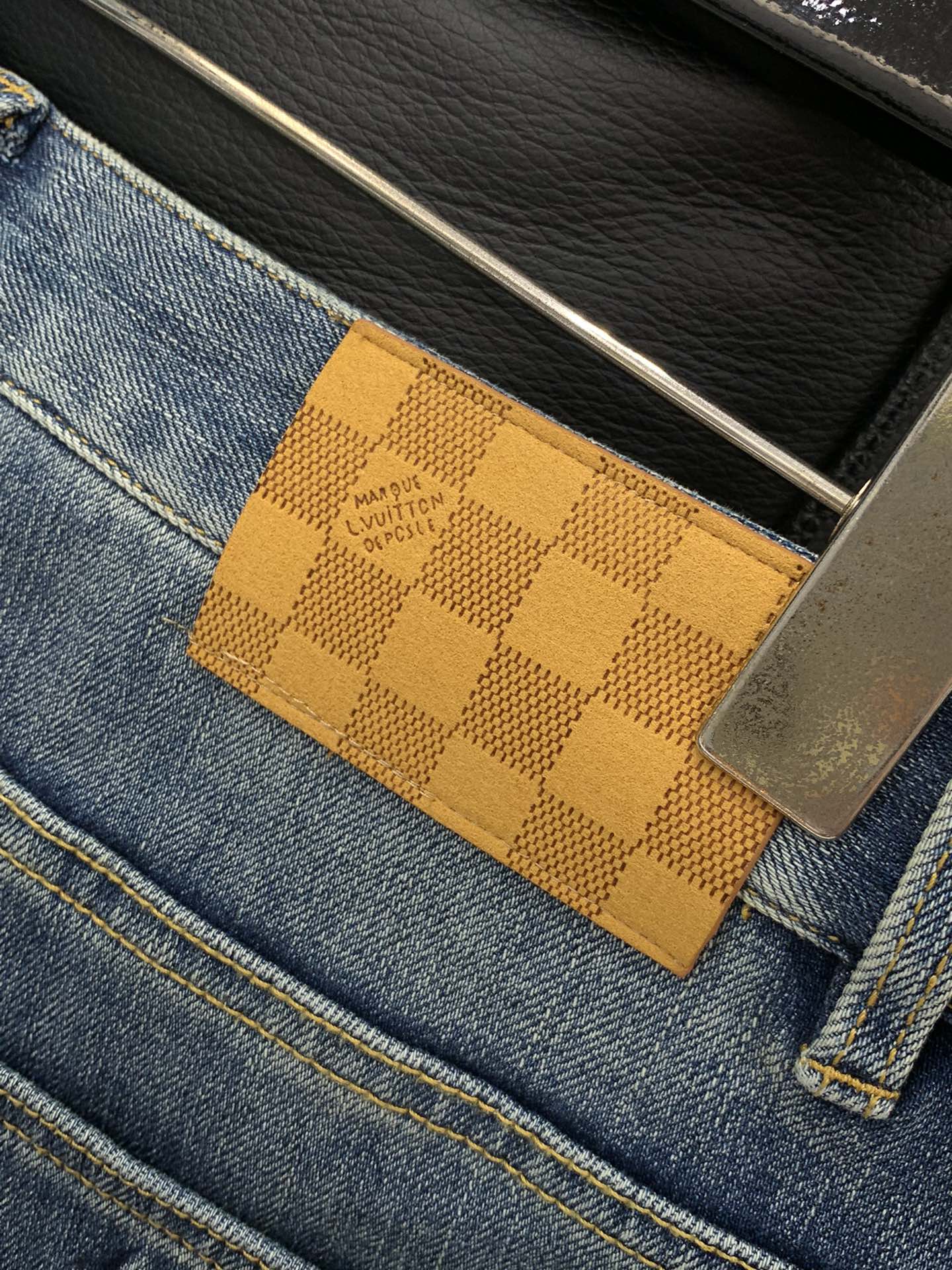 ，LouisVuitton 路易威登，2025秋季最新款，专柜同步有售，原单狠货，时尚休闲牛仔裤，上身很