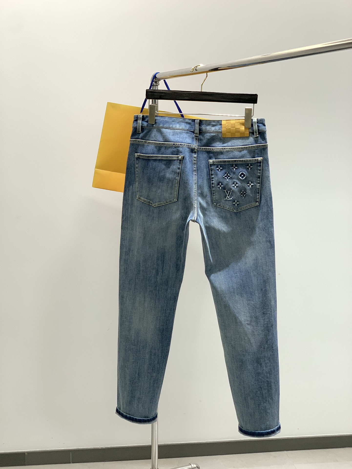 ，LouisVuitton 路易威登，2025秋季最新款，专柜同步有售，原单狠货，时尚休闲牛仔裤，上身很