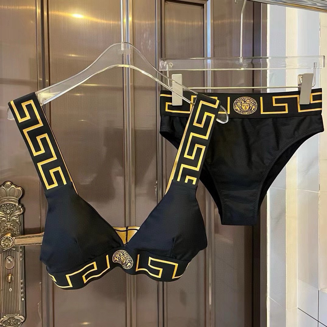 NO:377640,Versace's new bikini highly recommends!  Super temperament pattern prints bring the finishing touch to the overall look and suitable for swimsuits that are suitable for a variety of scenes♀Seaside, swimming pool, hot spring, water park, rafting can be worn inside, one-piece design covers the flesh and looks tall, and a little fleshy abdomen does not affect our beautiful S M L XL swimsuits, swimsuits, swimming trunks, bikinis19860909范思哲新款比基尼强烈推荐！超显气质 图案印花 给整体造型带来点睛之笔适合多种场景的游泳衣♀海边 游泳池 温泉 水上乐园 漂流都可以内搭也完全可以 连体设计遮肉显高挑 腹部有点肉肉也不影响咱美美的 S M L XL泳衣泳裤比基尼,泳衣，泳裤，比基尼,versace,swimsuits,bikinis,accessory