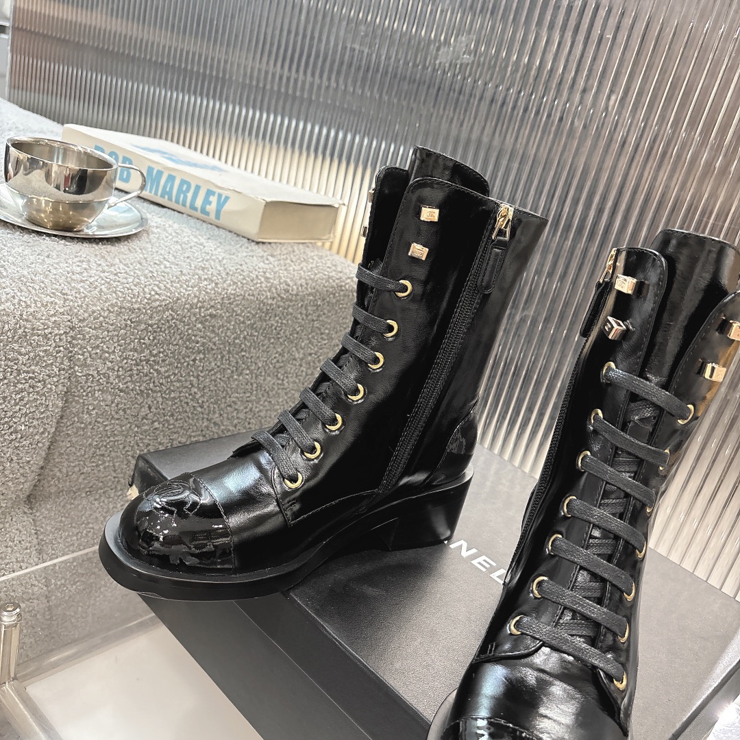 Chan**｜小香秋冬官网新品双C平底短靴
🌹进口马油小牛皮材质的鞋面，细腻且质感十足，原版开模五金扣饰彰显出优雅高贵的气质，是秋冬季的完美配搭。中跟设计，既显高挑身材，又不失舒适度，让你的步伐更加自信稳健。抓地力强，提供良好的支撑。
      对比原版做货：从皮料、鞋底、工艺、扣饰一一对应

❤鞋面材质：进口马油小牛皮

❤鞋底：原版底纹

❤鞋跟：约4cm

❤ size：35-41（40，41定做不退换）

‼️350