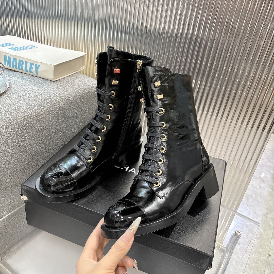 Chan**｜小香秋冬官网新品双C平底短靴
🌹进口马油小牛皮材质的鞋面，细腻且质感十足，原版开模五金扣饰彰显出优雅高贵的气质，是秋冬季的完美配搭。中跟设计，既显高挑身材，又不失舒适度，让你的步伐更加自信稳健。抓地力强，提供良好的支撑。
      对比原版做货：从皮料、鞋底、工艺、扣饰一一对应

❤鞋面材质：进口马油小牛皮

❤鞋底：原版底纹

❤鞋跟：约4cm

❤ size：35-41（40，41定做不退换）

‼️350
