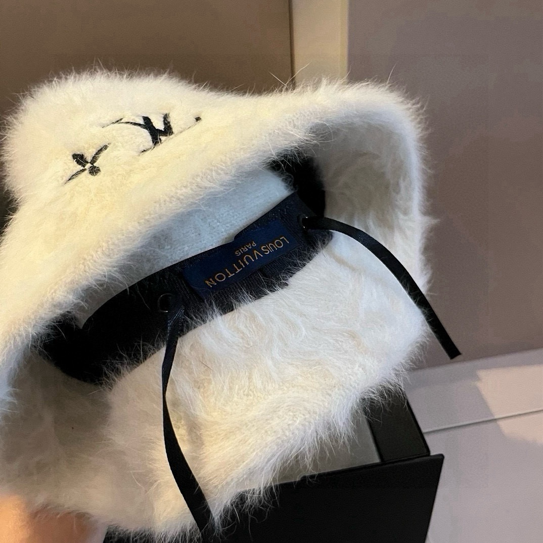 🆕

Lv路易威登秋冬新款渔夫帽，手抓帽，可折叠，黑 白两色，头围57cm