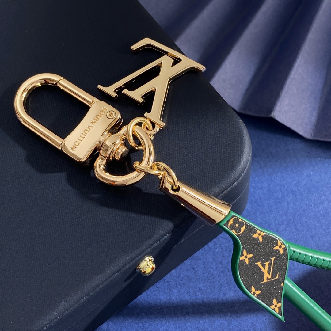 Louis Vuitton LV路易威登新款欧美风高级感潮流挂件光面LV字母绿叶子大樱桃车厘子包包装饰品钥匙扣包饰 黄铜材质 重约72