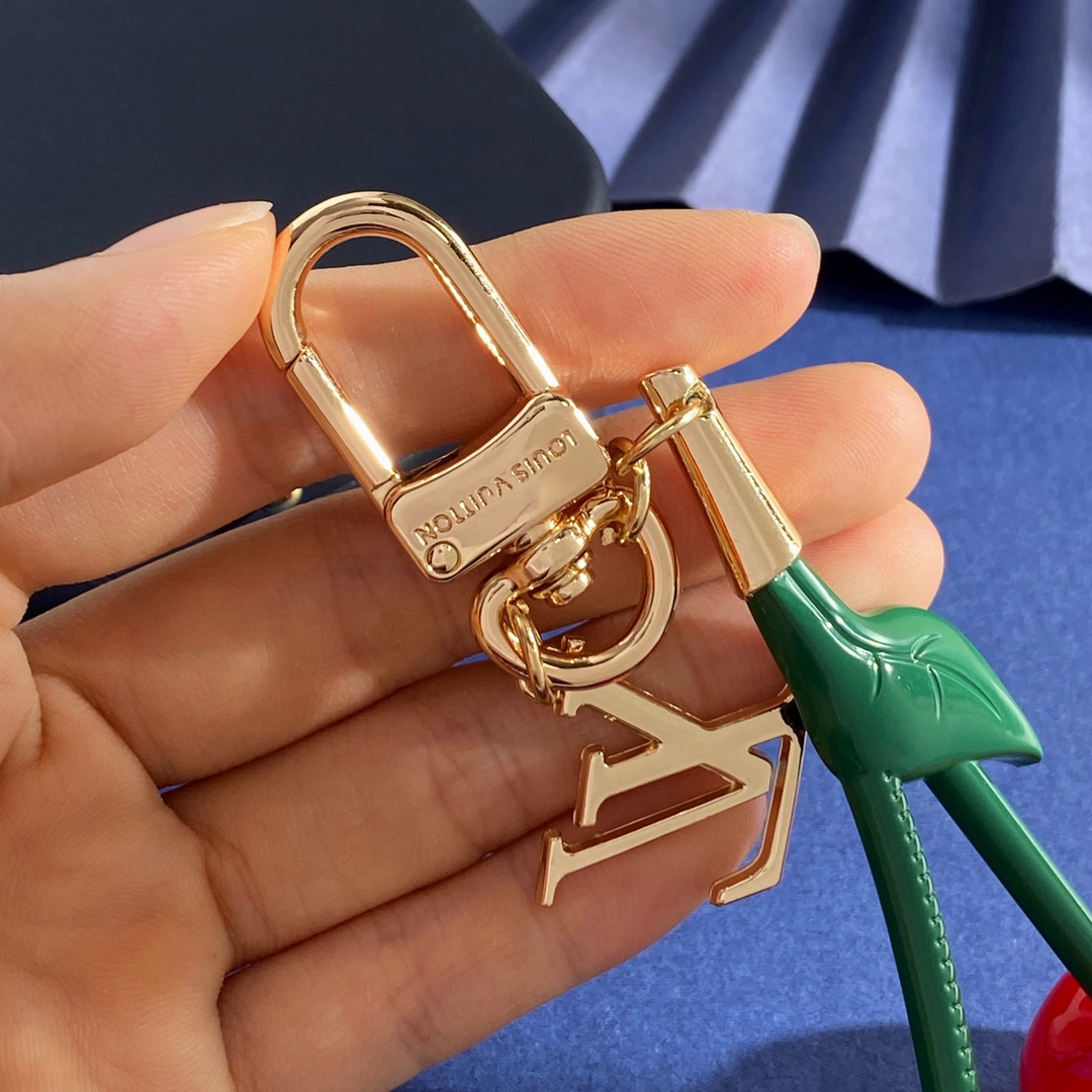 Louis Vuitton LV路易威登新款欧美风高级感潮流挂件光面LV字母绿叶子大樱桃车厘子包包装饰品钥匙扣包饰 黄铜材质 重约72