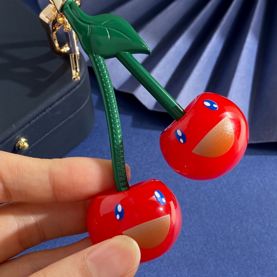 Louis Vuitton LV路易威登新款欧美风高级感潮流挂件光面LV字母绿叶子大樱桃车厘子包包装饰品钥匙扣包饰 黄铜材质 重约72