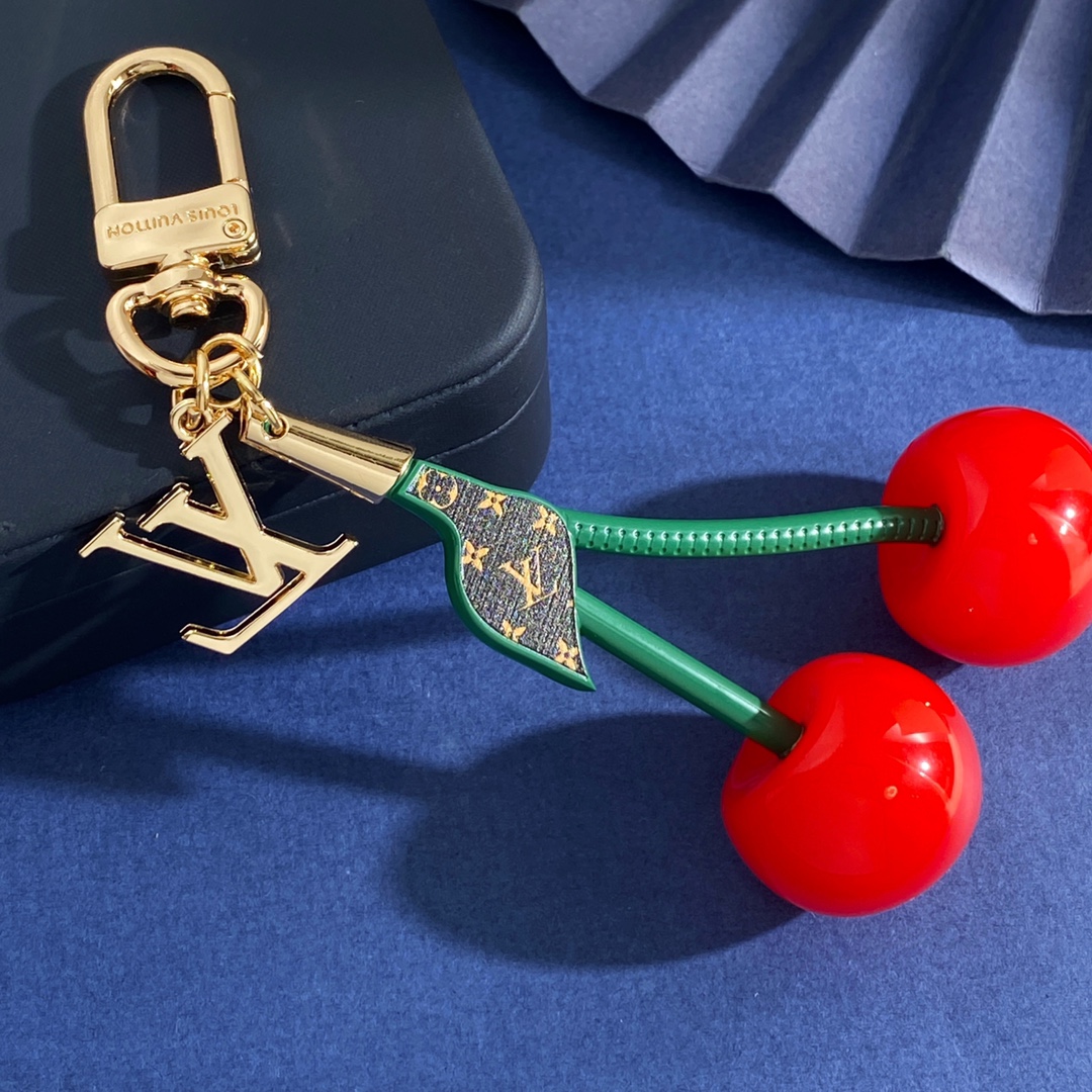 Louis Vuitton LV路易威登新款欧美风高级感潮流挂件光面LV字母绿叶子大樱桃车厘子包包装饰品钥匙扣包饰 黄铜材质 重约72