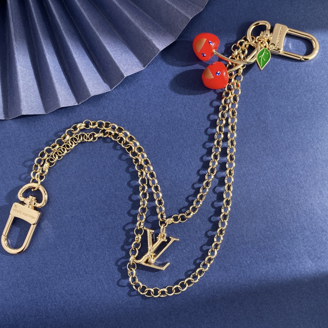Louis Vuitton LV路易威登村上隆系列欧美风高级感LV字母和俏皮可爱绿叶子樱桃车厘子装饰双链条钥匙扣包包挂件包饰 黄铜材质 重约57