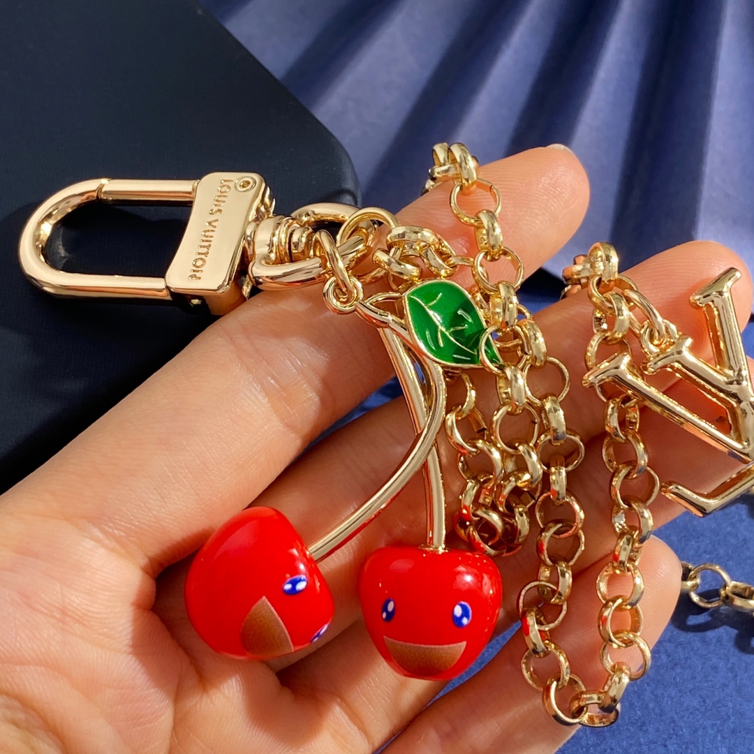 Louis Vuitton LV路易威登村上隆系列欧美风高级感LV字母和俏皮可爱绿叶子樱桃车厘子装饰双链条钥匙扣包包挂件包饰 黄铜材质 重约57