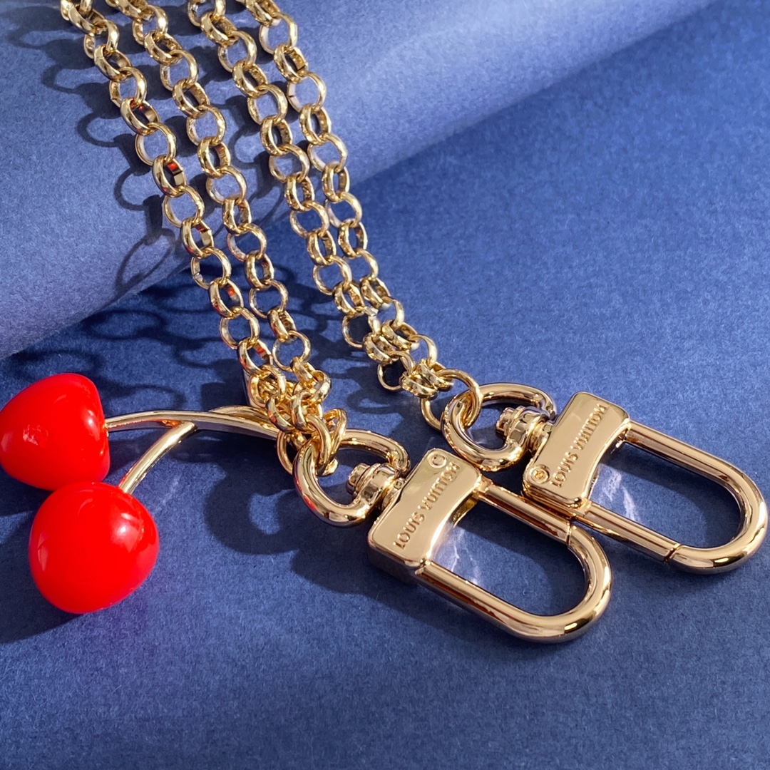 Louis Vuitton LV路易威登村上隆系列欧美风高级感LV字母和俏皮可爱绿叶子樱桃车厘子装饰双链条钥匙扣包包挂件包饰 黄铜材质 重约57