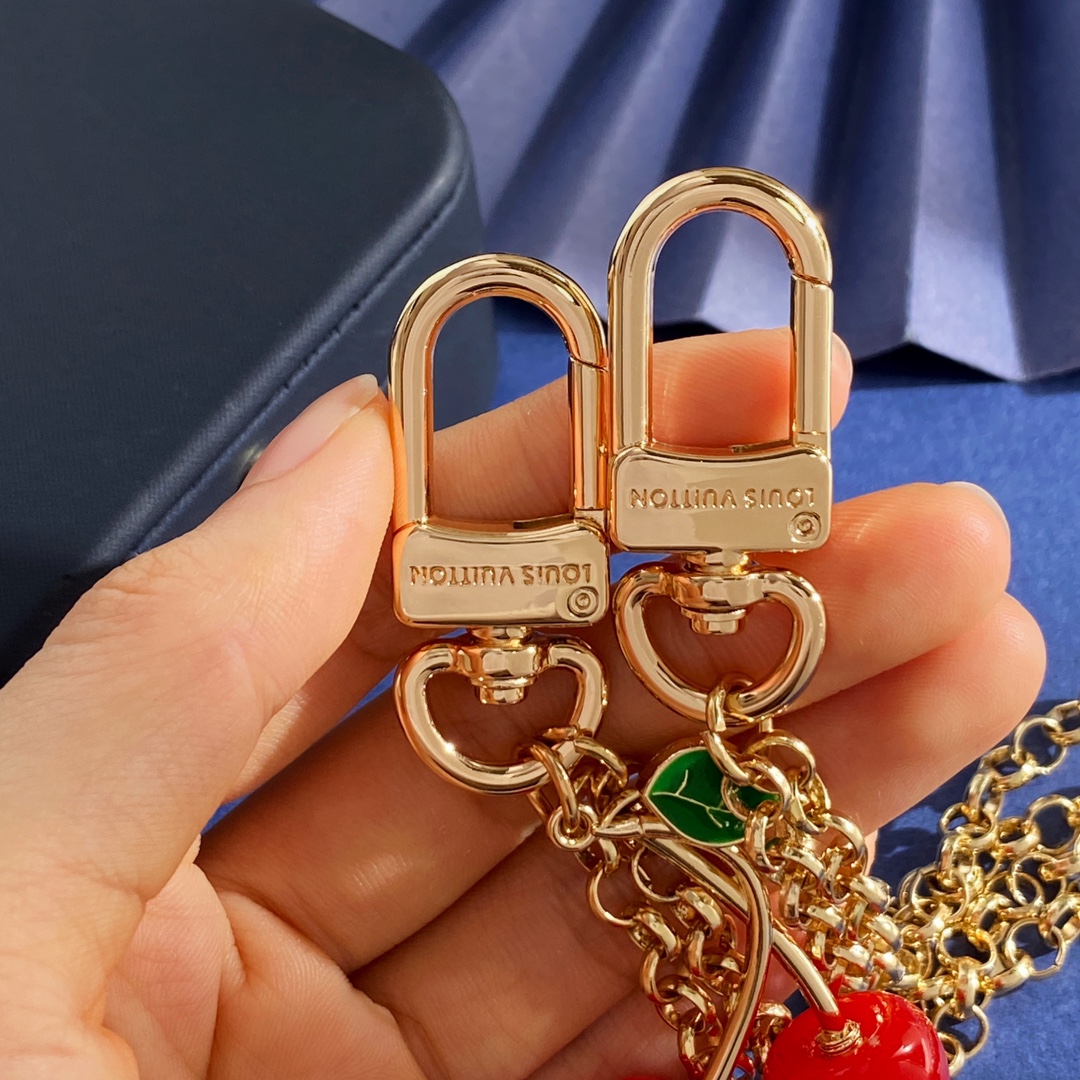 Louis Vuitton LV路易威登村上隆系列欧美风高级感LV字母和俏皮可爱绿叶子樱桃车厘子装饰双链条钥匙扣包包挂件包饰 黄铜材质 重约57