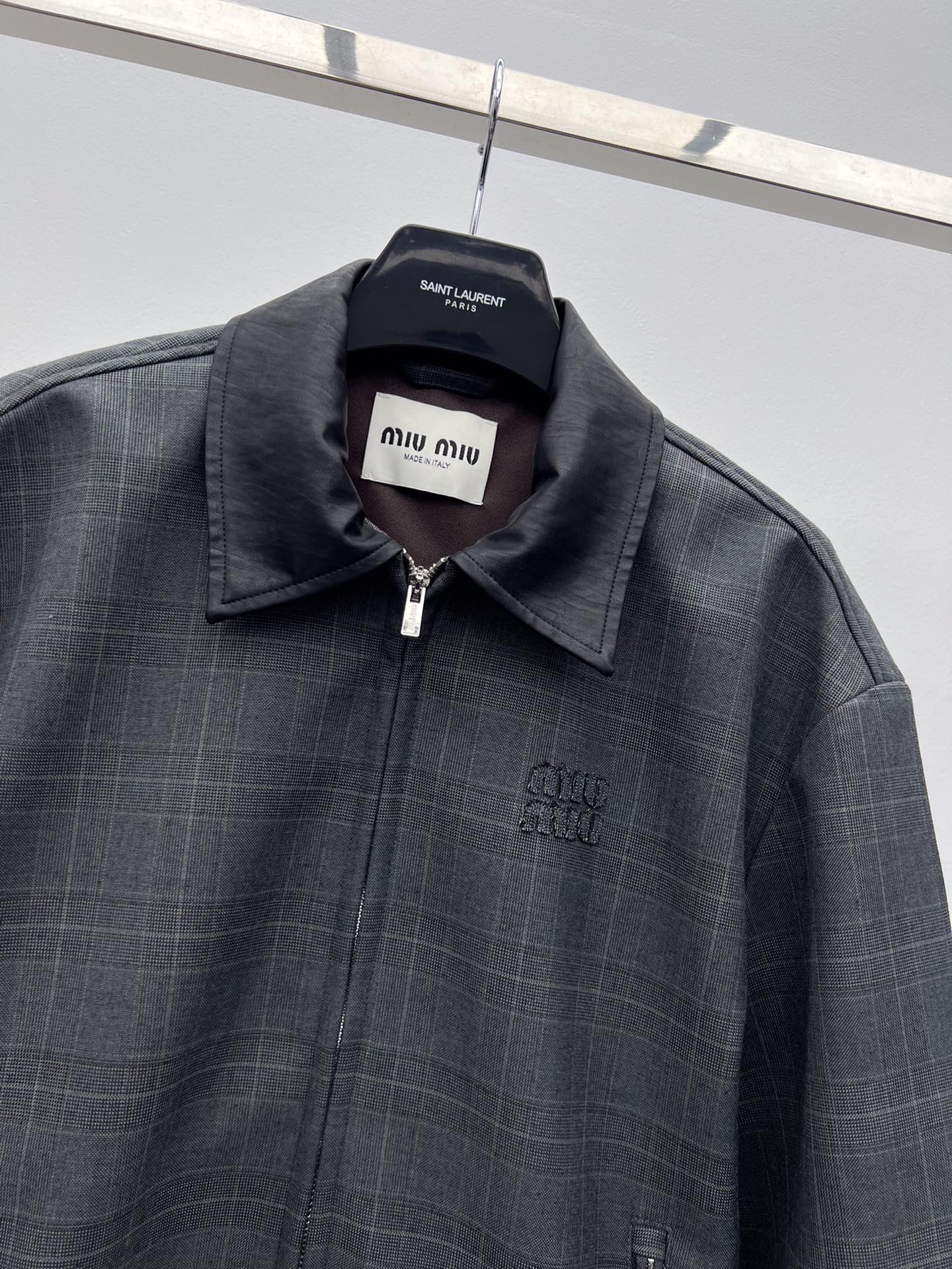 miumi*格纹夹克套装初剪羊毛的正式感与威尔士亲王格纹结合撞色Nappa皮格翻领领定义了这款夹克风格粘