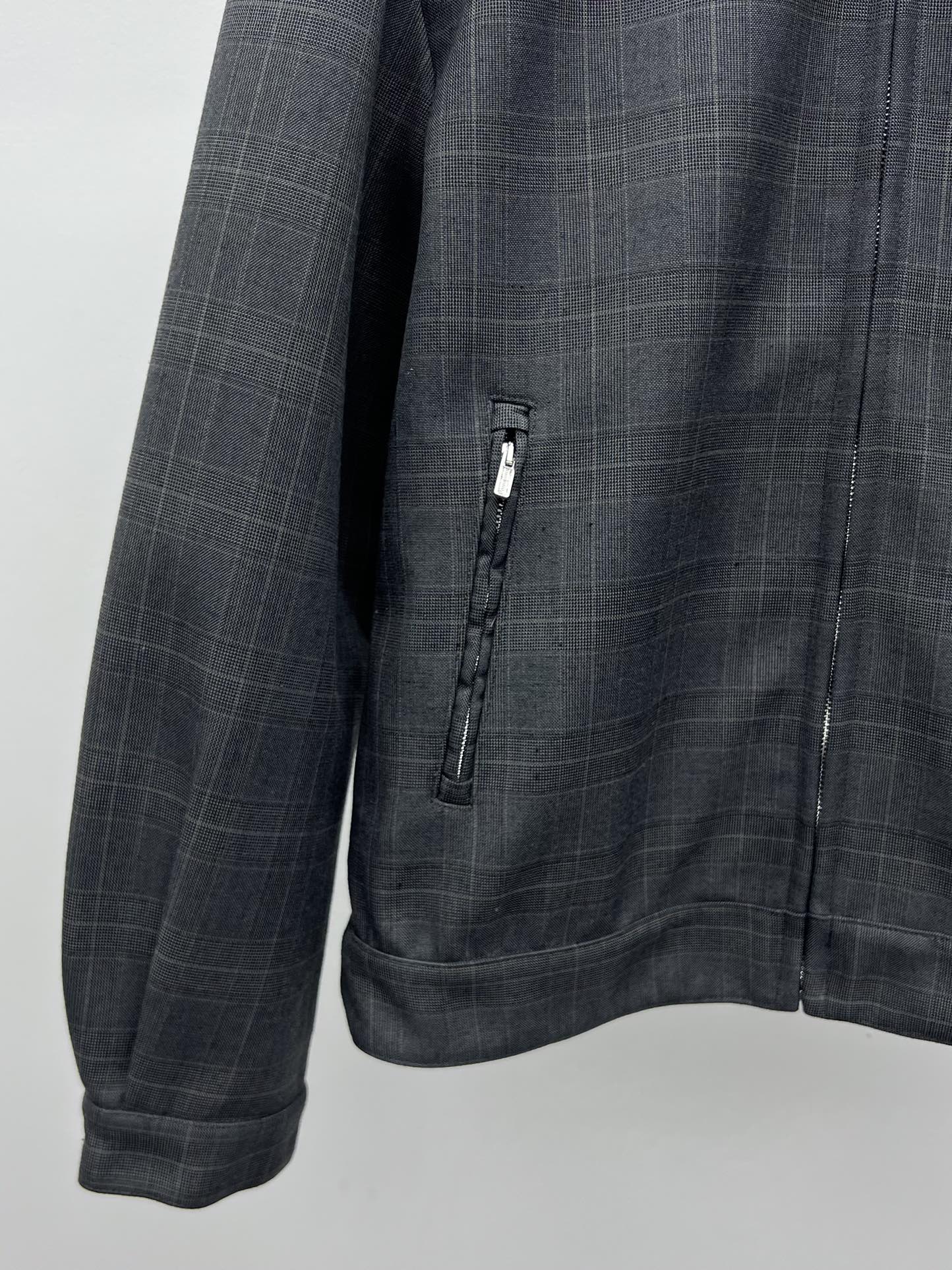 miumi*格纹夹克套装初剪羊毛的正式感与威尔士亲王格纹结合撞色Nappa皮格翻领领定义了这款夹克风格粘