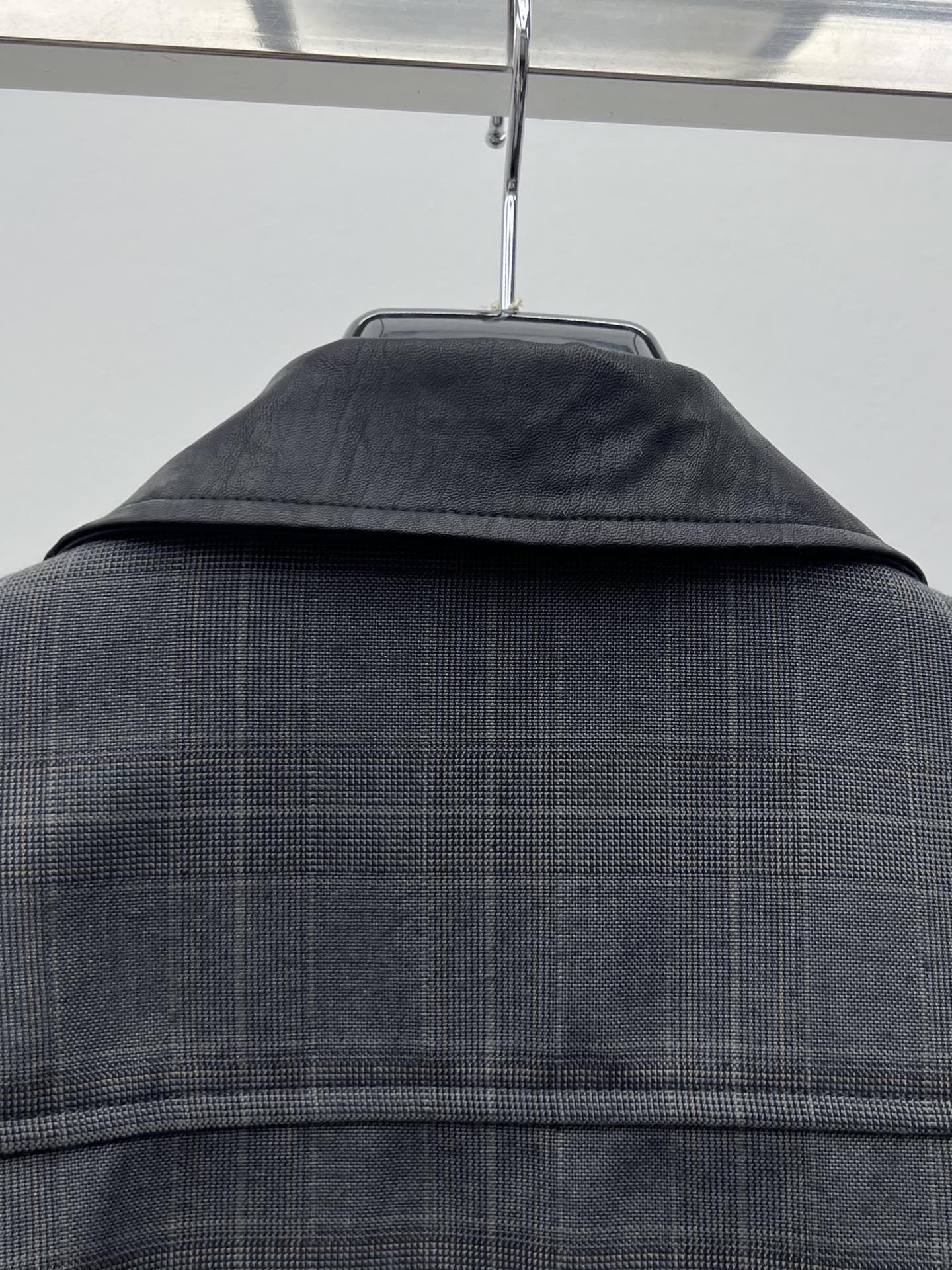 miumi*格纹夹克套装初剪羊毛的正式感与威尔士亲王格纹结合撞色Nappa皮格翻领领定义了这款夹克风格粘