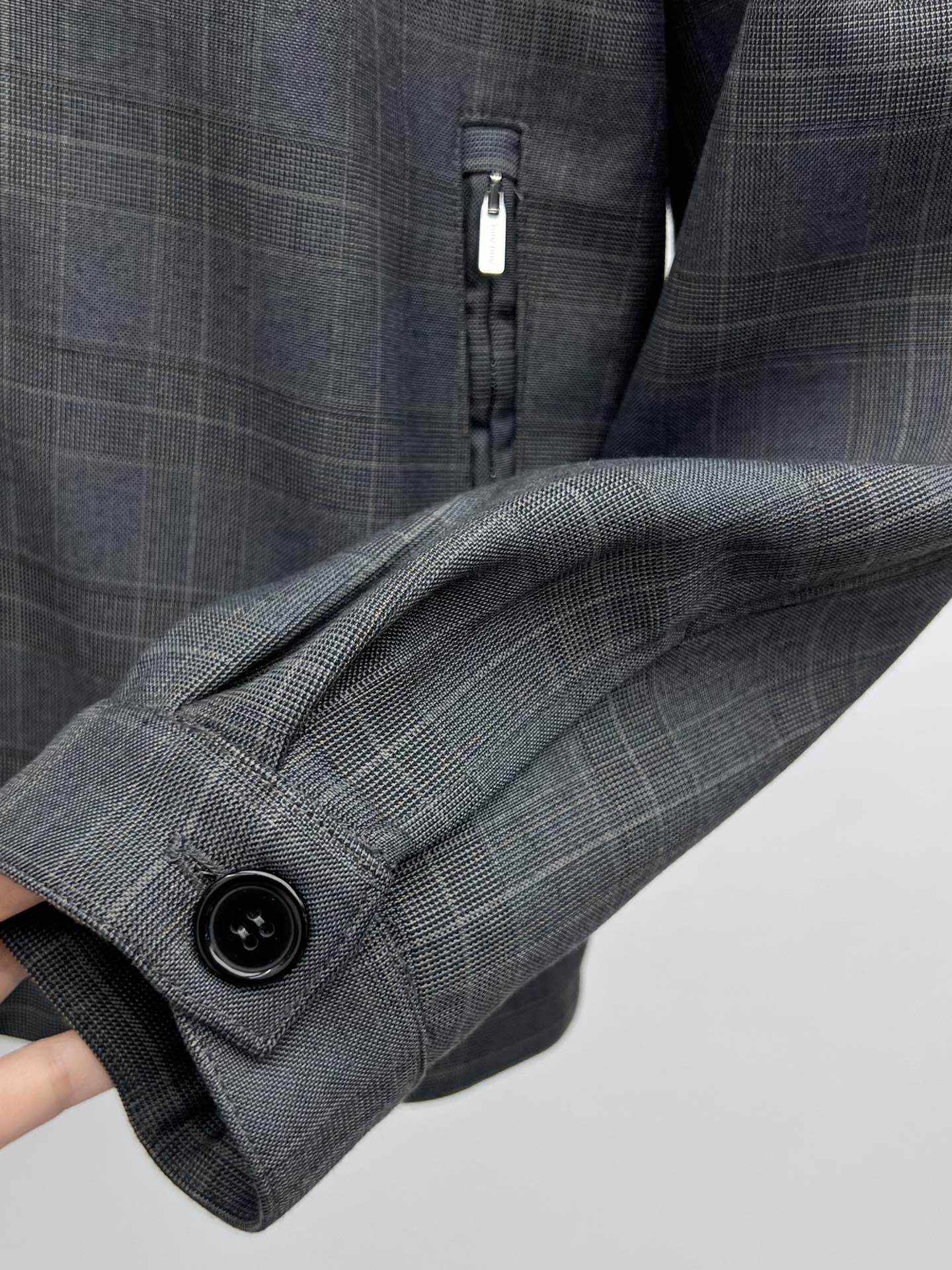 miumi*格纹夹克套装初剪羊毛的正式感与威尔士亲王格纹结合撞色Nappa皮格翻领领定义了这款夹克风格粘