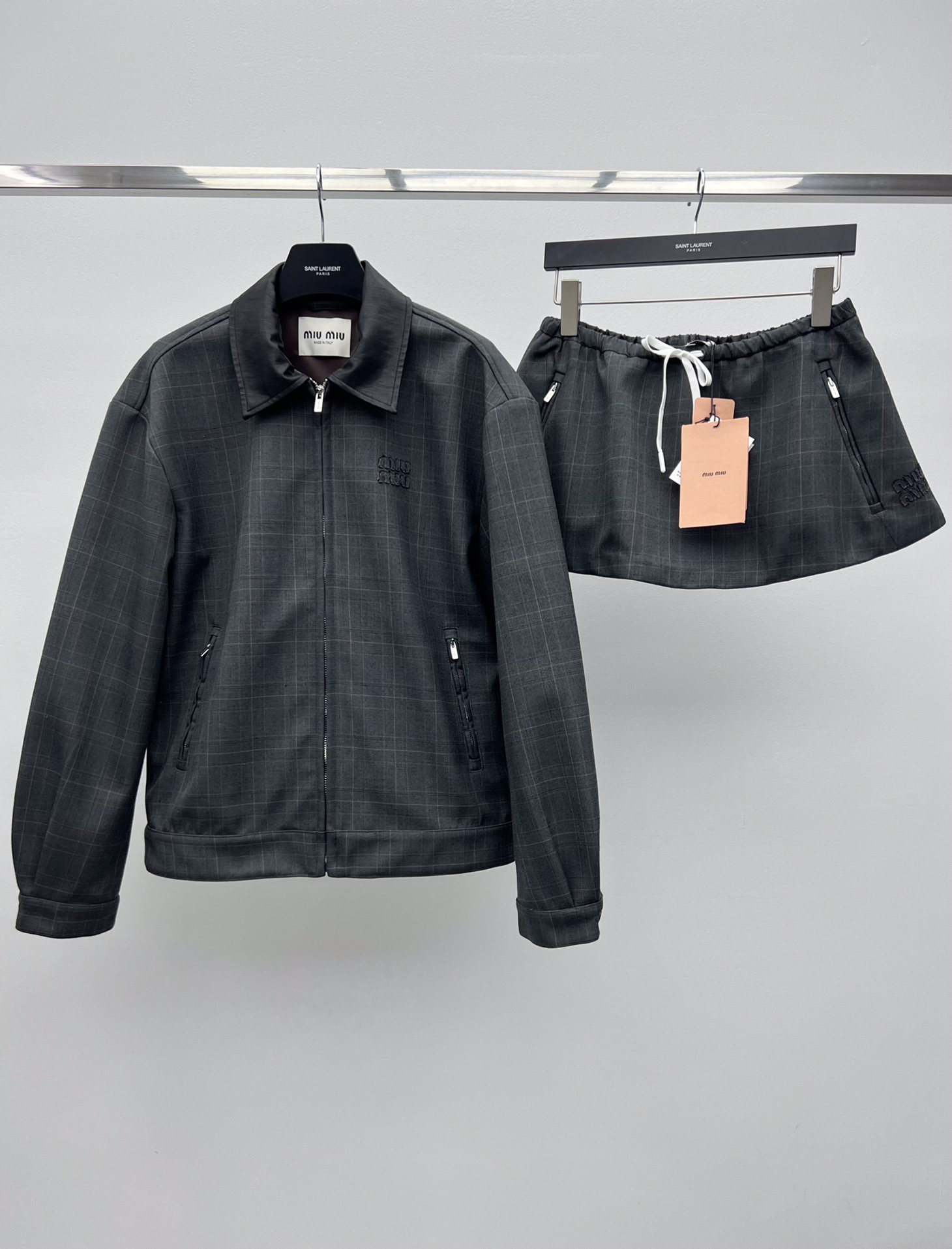 miumi*格纹夹克套装初剪羊毛的正式感与威尔士亲王格纹结合撞色Nappa皮格翻领领定义了这款夹克风格粘