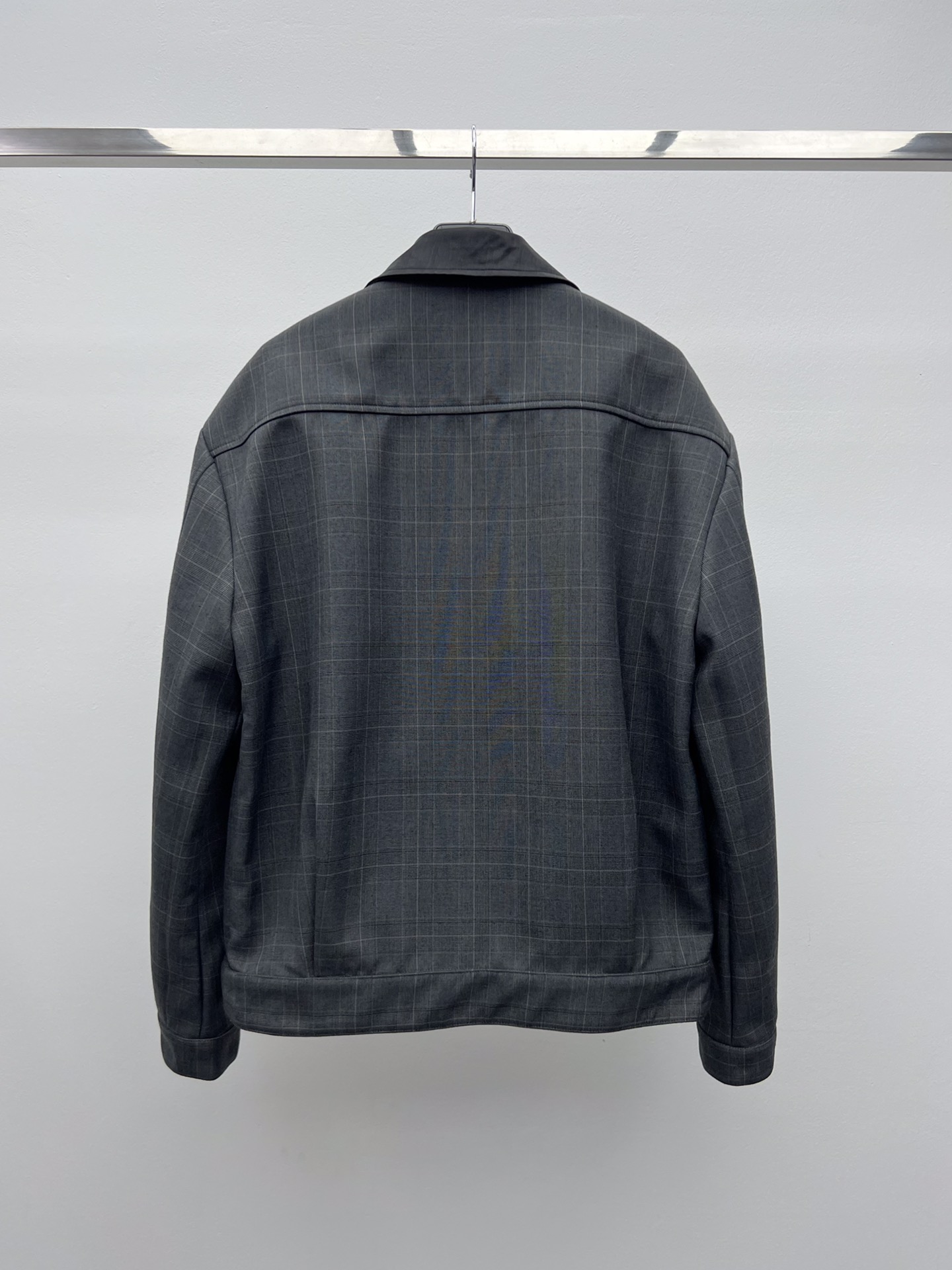 miumi*格纹夹克套装初剪羊毛的正式感与威尔士亲王格纹结合撞色Nappa皮格翻领领定义了这款夹克风格粘