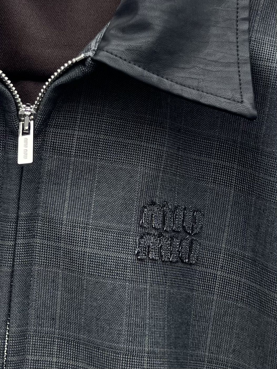 miumi*格纹夹克套装初剪羊毛的正式感与威尔士亲王格纹结合撞色Nappa皮格翻领领定义了这款夹克风格粘