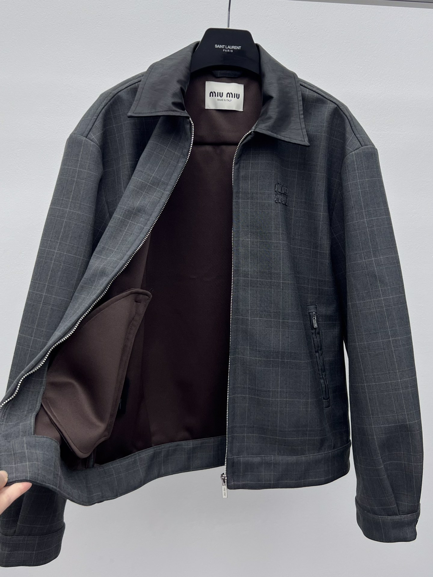 miumi*格纹夹克套装初剪羊毛的正式感与威尔士亲王格纹结合撞色Nappa皮格翻领领定义了这款夹克风格粘