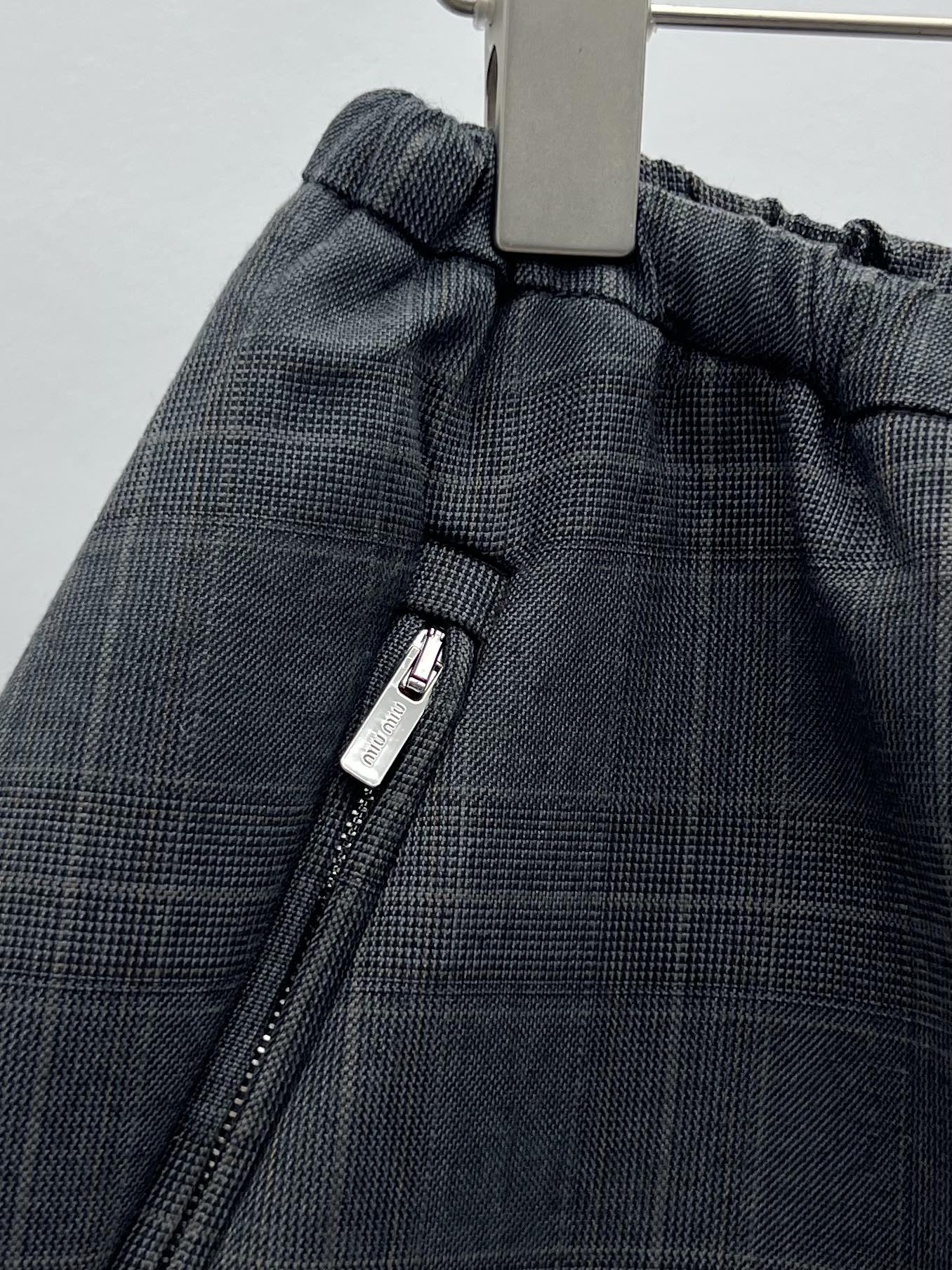 miumi*格纹夹克套装初剪羊毛的正式感与威尔士亲王格纹结合撞色Nappa皮格翻领领定义了这款夹克风格粘