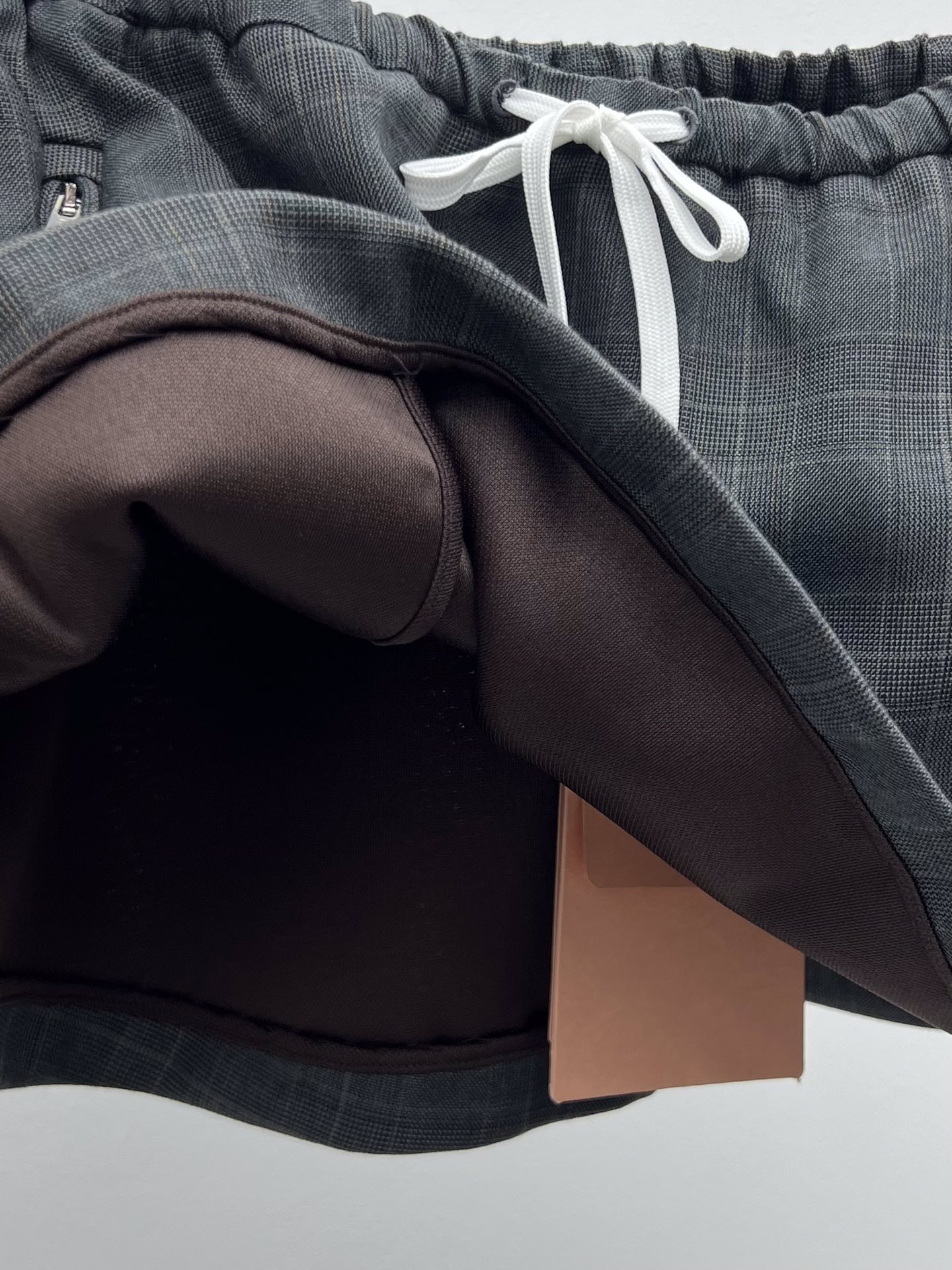 miumi*格纹夹克套装初剪羊毛的正式感与威尔士亲王格纹结合撞色Nappa皮格翻领领定义了这款夹克风格粘