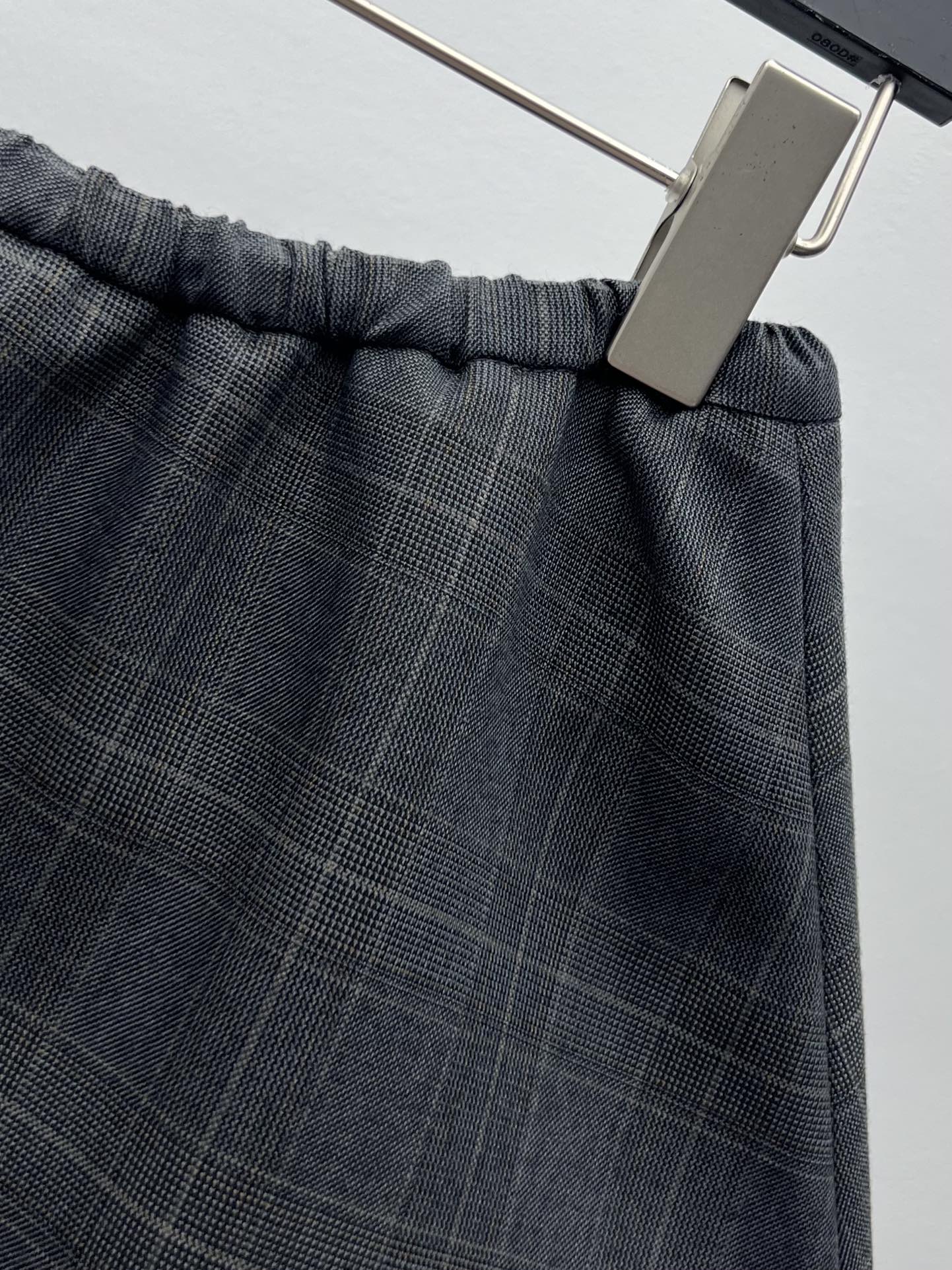 miumi*格纹夹克套装初剪羊毛的正式感与威尔士亲王格纹结合撞色Nappa皮格翻领领定义了这款夹克风格粘