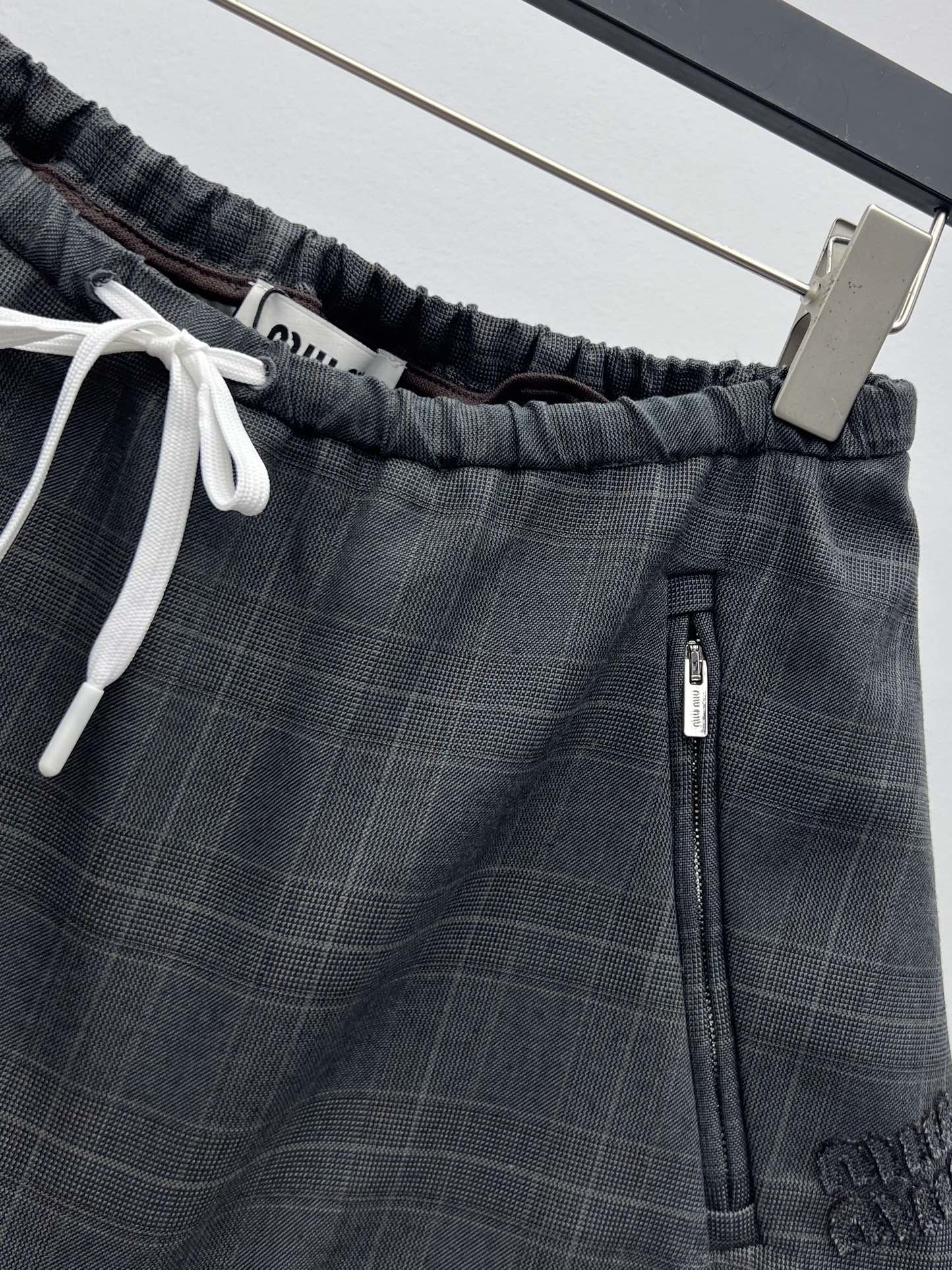 miumi*格纹夹克套装初剪羊毛的正式感与威尔士亲王格纹结合撞色Nappa皮格翻领领定义了这款夹克风格粘