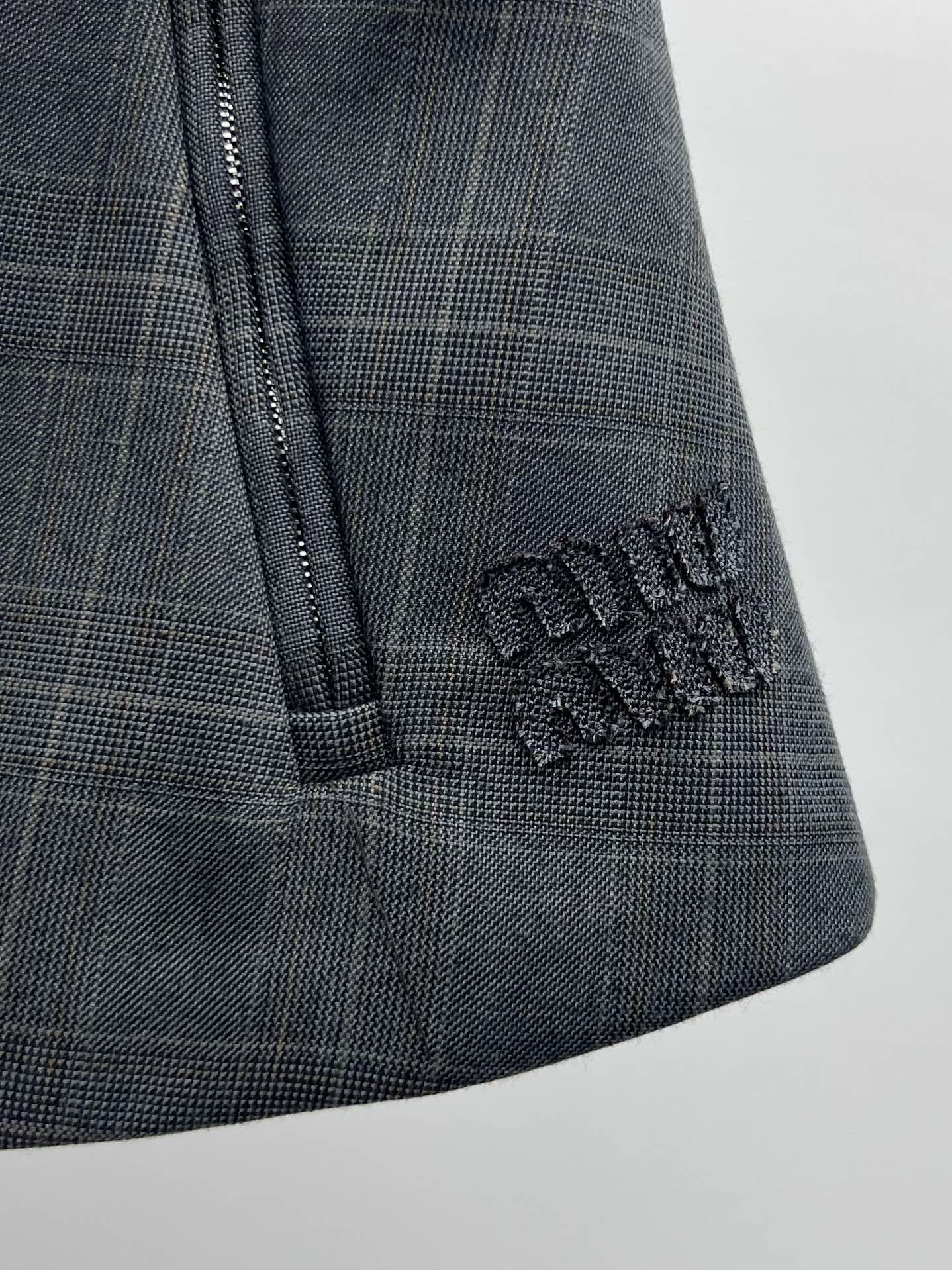 miumi*格纹夹克套装初剪羊毛的正式感与威尔士亲王格纹结合撞色Nappa皮格翻领领定义了这款夹克风格粘