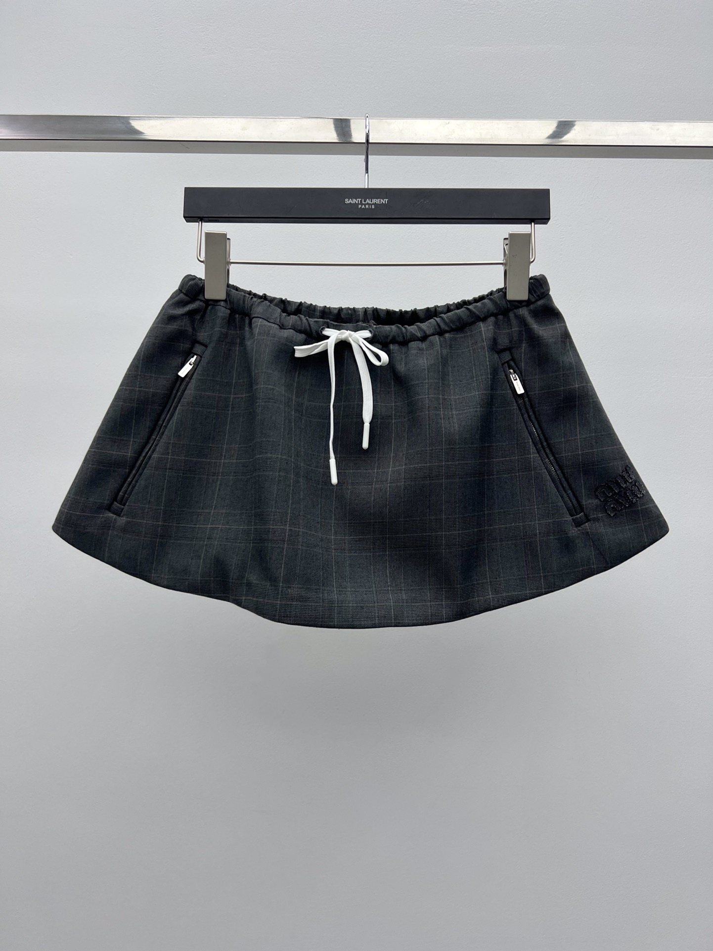 miumi*格纹夹克套装初剪羊毛的正式感与威尔士亲王格纹结合撞色Nappa皮格翻领领定义了这款夹克风格粘