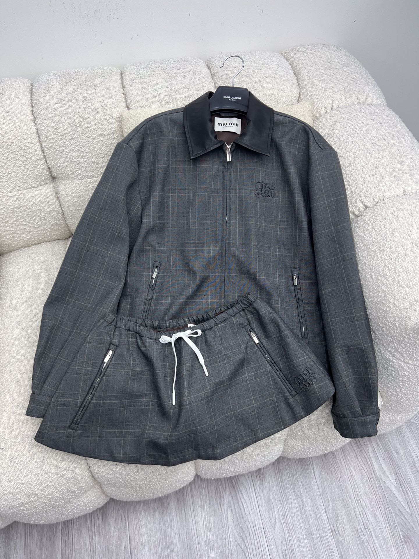 miumi*格纹夹克套装初剪羊毛的正式感与威尔士亲王格纹结合撞色Nappa皮格翻领领定义了这款夹克风格粘