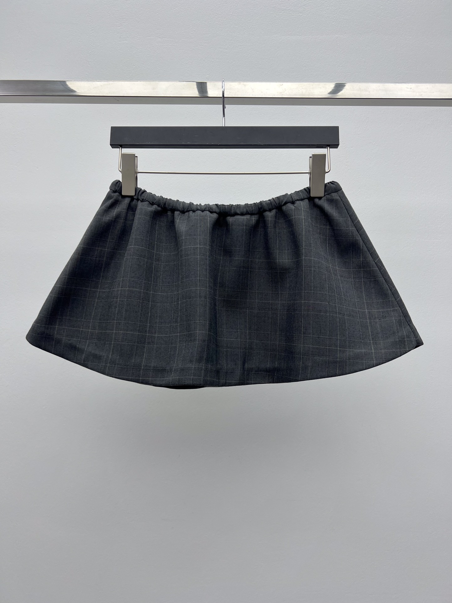 miumi*格纹夹克套装初剪羊毛的正式感与威尔士亲王格纹结合撞色Nappa皮格翻领领定义了这款夹克风格粘