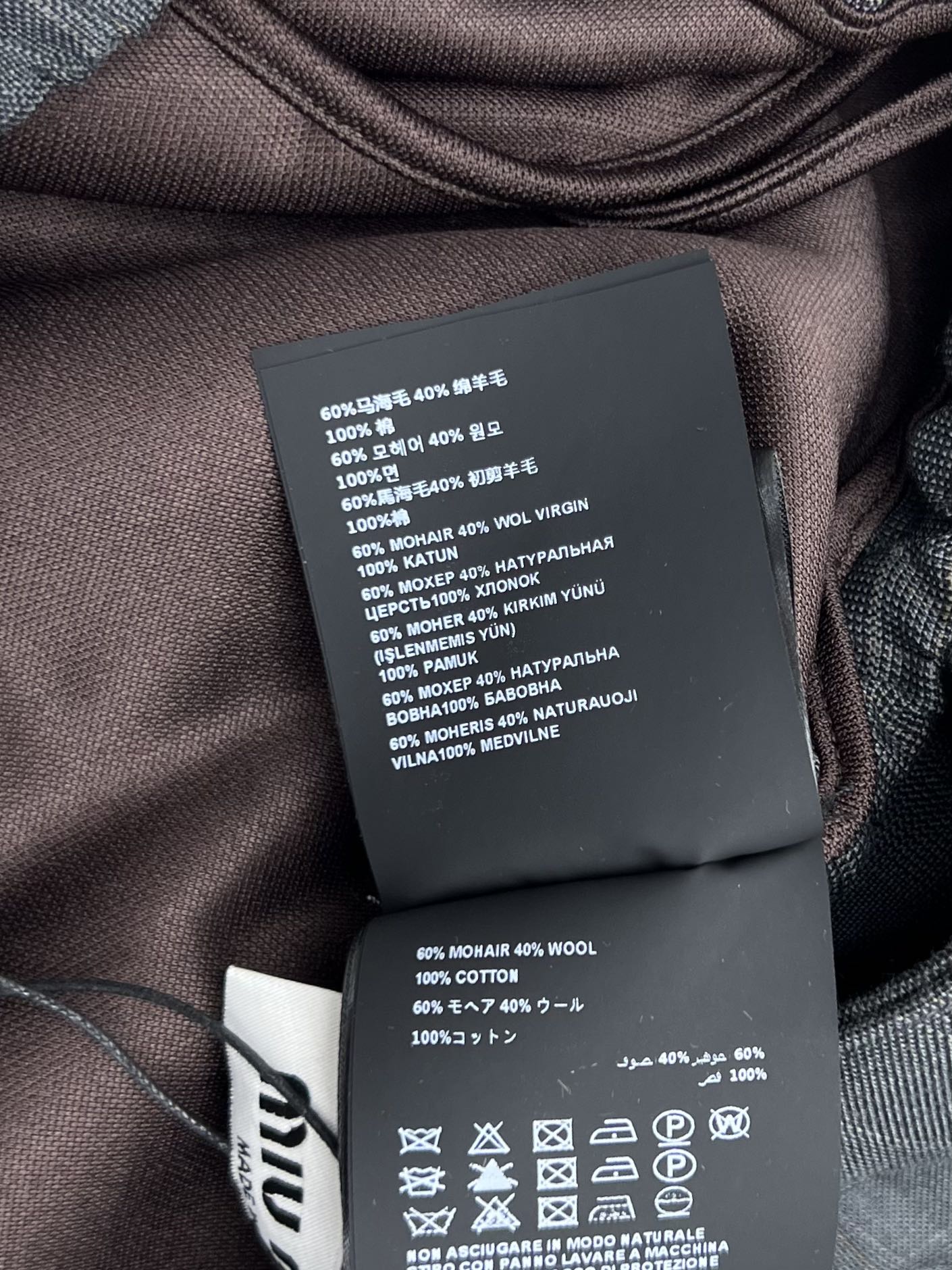 miumi*格纹夹克套装初剪羊毛的正式感与威尔士亲王格纹结合撞色Nappa皮格翻领领定义了这款夹克风格粘