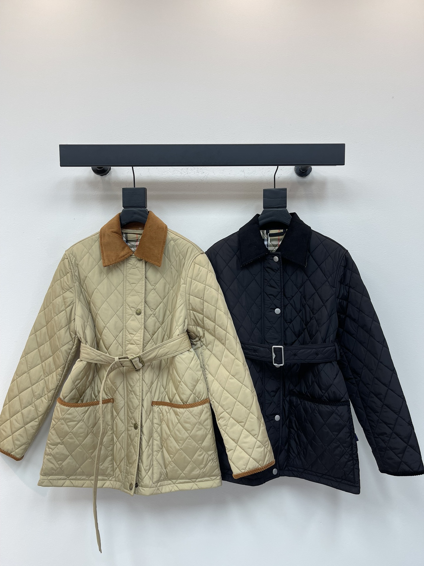 NO:487556,Burberr*25 new contrasting lapel plaid cotton jacket with classic quilting design instantly became the focus of the street. Each of them tells the brand's century-old heritage, as if wearing British elegance and romance on it. BURBERRY cotton jacket has a very good texture. The length can cover the buttocks. It can be used in spring and autumn with moderate thickness. It is no problem to use in winter with a versatile color cotton jacket. The belt is particularly good. It is easy to tie the belt. It is also very casual without a belt. The specially recommended cotton jacket. The autumn and winter wardrobe is really not good without it. It locks this wave of quilting aesthetics. SMLXL, burberry, jackets & coats, alexander wang19860909Burberr*25秋冬新款撞色翻领格子棉服外套,经典的绗缝设计,瞬间成为街头焦点那精致的菱格纹路,每一道都诉说着品牌的百年底蕴,仿佛把英伦的优雅与浪漫穿在了身上 BURBERRY棉服质感特别好一款 长度能盖住臀部 春秋都可以用厚度适中冬季零度也没问题 驼色百搭颜色棉服 系腰带特别显腰身 不系腰带也很休闲 特别推荐的棉服 秋冬衣柜没它真不行,锁死这波绗缝美学 SMLXL,,burberry,jackets & coats,alexander wang,Women's clothing