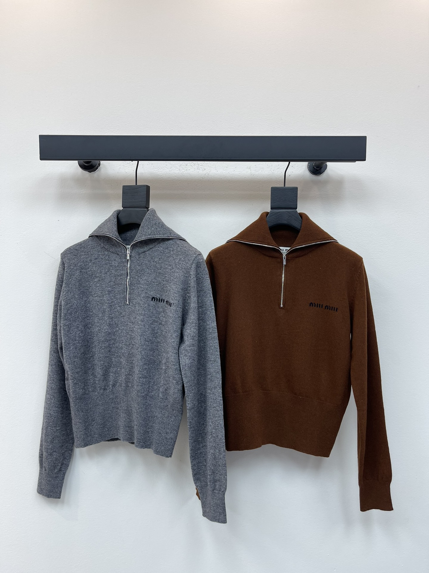 NO:489114,MiuMi*25 early autumn new zipper lapel knit top!  Custom cashmere wool yarn weaving, high-quality texture, comfortable and soft, shawl wide lapel sweater style, pullover half-plate zipper design, matched with edge thread vertical pit strip texture, highlight gentle temperament, slim fit style, create a slim and fashionable outfit, chest letter logo decoration, highlight high-end tone, regular style does not pick on body shape and age, simple and versatile everyday four seasons!  SML, miumiu, sweaters, shawls, alexander wang19860909MiuMi*25早秋新款拉链翻领针织上衣！定制羊绒羊毛纱线织造 质感高级 舒适柔软 披肩宽翻领毛衣版型 套头半开襟拉链设计 搭配包边螺纹竖坑条肌理 突出温柔气质 修身版型 打造显瘦时髦穿搭 胸口字母徽标装饰 彰显高级调性 常规版型不挑身材年龄 四季日常简约百搭款！SML,,miumiu,sweaters,shawls,alexander wang,Women's clothing