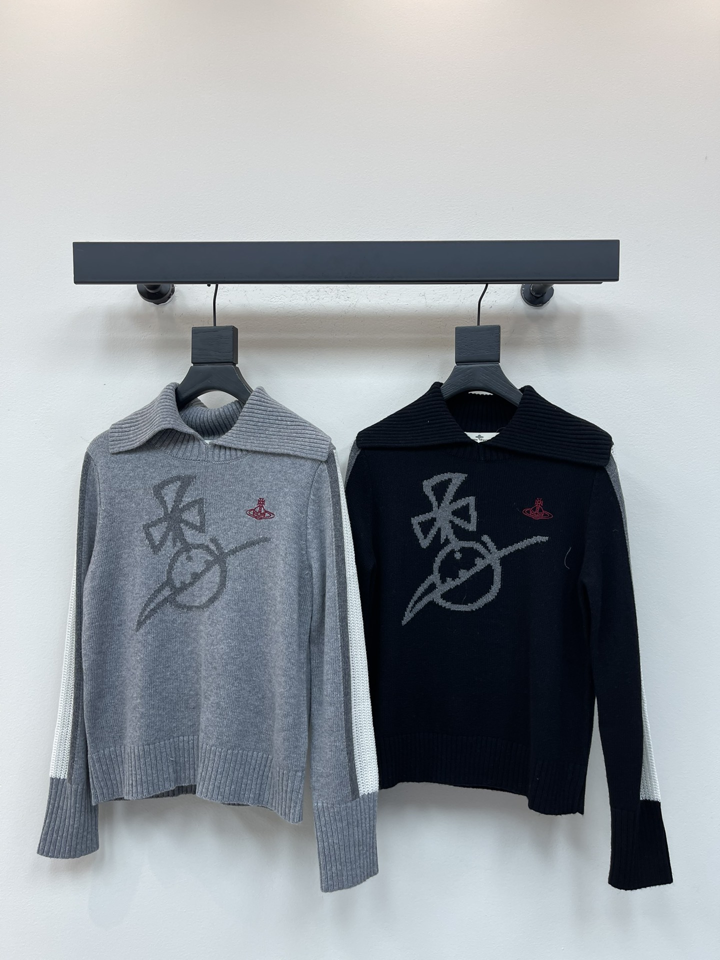 NO:489118,Viviene Westwoo* Queen Mother Citizen 25 early autumn new Saturn pullover long-sleeved knitted sweater!  Customized wool yarn weaving, high-quality texture, comfortable and soft, obvious texture, navy long-sleeved sweater, highlights gentle temperament, neckline cuff threaded edge, Saturn logo decoration on chest, hand sleeve color matching echo, highlights the brand tone, regular style outfits become more advanced and relaxed, and everyday simple and versatile in autumn and winter!  SML, sweaters, alexander wang19860909VivieneWestwoo*西太后25早秋新款土星套头长袖针织毛衣！定制羊毛纱线织造 质感高级 舒适柔软 肌理明显 海军领长袖毛衣 突出温柔气质 领口袖口螺纹包边 胸前土星标识装饰 手袖拼色呼应 彰显品牌调性 常规版型穿搭愈发高级松弛 秋冬日常简约百搭款！SML,,sweaters,alexander wang,Women's clothing