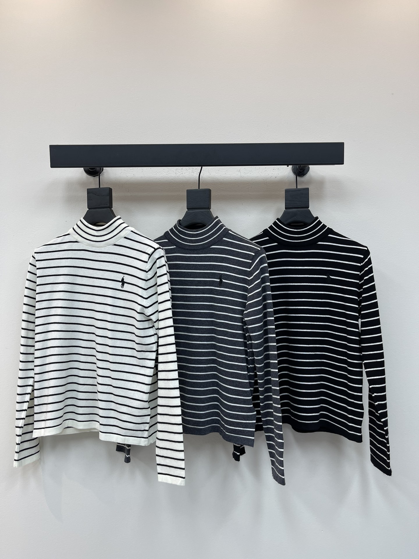 NO:489123,Ralph Laure* Ralph polo25 early autumn new turtleneck striped knitted long sleeves!  Customized wool knitted material, soft and delicate, comfortable texture, turtleneck knitted top, windproof and cold protection, pony logo decoration on chest, showing brand tone, striped contrasting design, rich visual effect, increase artistic sense, vertical pit pattern elastic fabric, fit the body, simple and high-end, fashionable and fashionable!  SML, loro piana, alexander wang19860909Ralph Laure* 拉夫polo25早秋新款高领条纹针织长袖！定制羊毛针织材质 柔软细腻 质感舒适 高领针织上衣 防风御寒 胸前小马徽标装饰 展现品牌调性 通体条纹撞色设计 丰富视觉效果 增加艺术感 竖坑纹弹力面料 贴合身形 上身尽显简单高级 时髦洋气！SML,,loro piana,alexander wang,Women's clothing