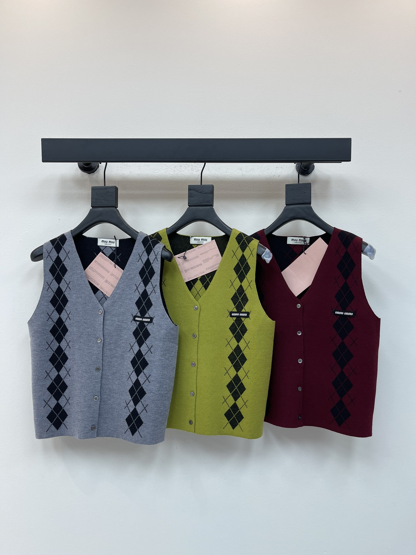 NO:489130,MiuMi*25 early autumn new diamond V-neck knitted vest vest vest!  Customized wool yarn weaving, comfortable and skin-friendly, V-neck knitted vest tailoring, full-clad button adjustment, distributed multi-color diamond interlaced pattern, single-sided letter logo decoration, highlight the brand's personality, highlight the high-end outfit, light luxury and fashionable temperament, the first choice for all seasons of fashionable outfits!  SML, miumiu, alexander wang19860909MiuMi*25早秋新款菱格V领针织马甲背心！定制羊毛纱线织造 舒适亲肤 V领针织马甲剪裁 全开襟纽扣调节 分布多色菱格交错图案 单侧字母徽标装饰 彰显品牌个性 凸显穿搭高级感 轻奢时髦气质 四季时尚穿搭首选！SML,,miumiu,alexander wang,Women's clothing