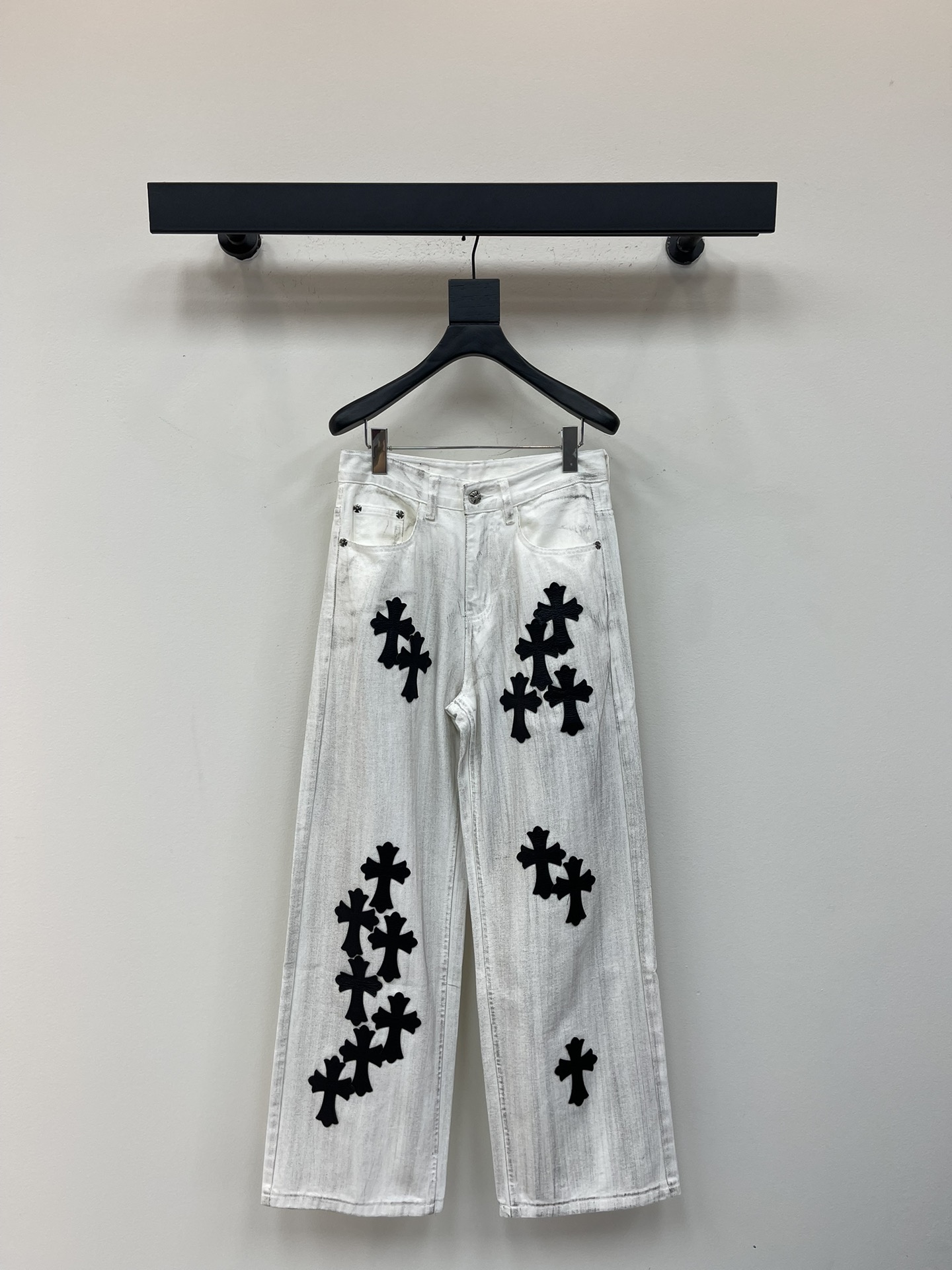 NO:490525,Chrome Heart* new cross veneer couples' wash jeans white old dirty pants. Different washable styles are very friendly to those with thin legs and thick legs. The straight style is very modified. The medium length is timeless and easy to match. The basic style of various styles is a must-have in the wardrobe!  The fabric is hard and has the effect of softness without losing texture on the upper body. The washing process is even more perfect, and it is a must-have for everyone!  !  !  Size S-5XL AA, chrome hearts, chrome hearts, jeans, alexander wang19860909Chrome Heart*克罗心新款十字架贴皮情侣款水洗牛仔裤白色做旧脏脏裤.不同水洗质感的款式,对腿细腿粗人士十分友好,直筒的版型十分修饰腿型 永不过时的适中长度,搭配起来轻松随意,各种风格的造型基础,衣橱中的必备款！面料硬挺的同时又做到了上身柔软而不失质感的效果,洗水工艺更是做到了极致,人手必备款！！！ 尺码S-5XL AA,,chrome hearts,chrome hearts,jeans,alexander wang,Women's clothing