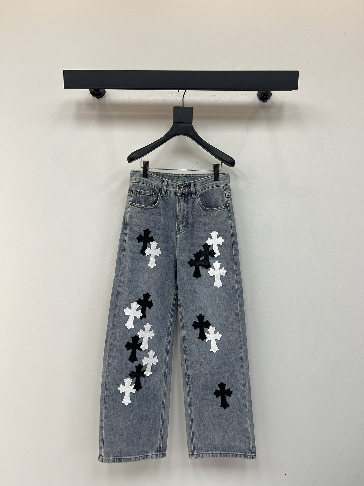 NO:490545,Chrome Heart* new color-blocked cross-cut leather couple's wash jeans. Different washable styles are very friendly to those with thin legs and thick legs. The straight style is very modified. The medium length is timeless and easy to match. The basic style of various styles is a must-have in the wardrobe!  The fabric is hard and has the effect of softness without losing texture on the upper body. The washing process is even more perfect, and it is a must-have for everyone!  !  !  Size S-5XL A, chrome hearts, chrome hearts, jeans, alexander wang19860909Chrome Heart*克罗心新款拼色十字架贴皮情侣款水洗牛仔裤.不同水洗质感的款式,对腿细腿粗人士十分友好,直筒的版型十分修饰腿型 永不过时的适中长度,搭配起来轻松随意,各种风格的造型基础,衣橱中的必备款！面料硬挺的同时又做到了上身柔软而不失质感的效果,洗水工艺更是做到了极致,人手必备款！！！ 尺码S-5XL A,,chrome hearts,chrome hearts,jeans,alexander wang,Women's clothing