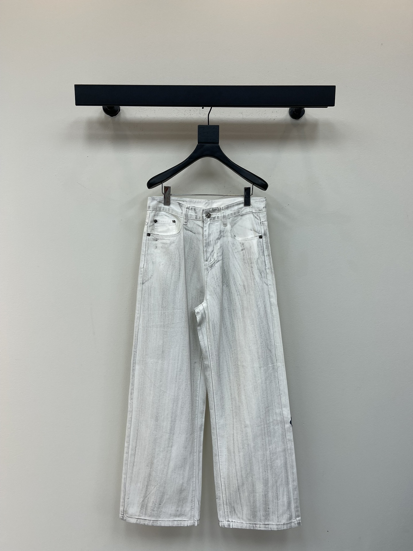 NO:490531,Chrome Heart* new cross veneer couples' wash jeans white old dirty pants. Different washable styles are very friendly to those with thin legs and thick legs. The straight style is very modified. The medium length is timeless and easy to match. The basic style of various styles is a must-have in the wardrobe!  The fabric is hard and has the effect of softness without losing texture on the upper body. The washing process is even more perfect, and it is a must-have for everyone!  !  !  Size S-5XL, Chrome hearts, chrome hearts, jeans, alexander wang19860909Chrome Heart*克罗心新款十字架贴皮情侣款水洗牛仔裤白色做旧脏脏裤.不同水洗质感的款式,对腿细腿粗人士十分友好,直筒的版型十分修饰腿型 永不过时的适中长度,搭配起来轻松随意,各种风格的造型基础,衣橱中的必备款！面料硬挺的同时又做到了上身柔软而不失质感的效果,洗水工艺更是做到了极致,人手必备款！！！ 尺码S-5XL,,chrome hearts,chrome hearts,jeans,alexander wang,Women's clothing