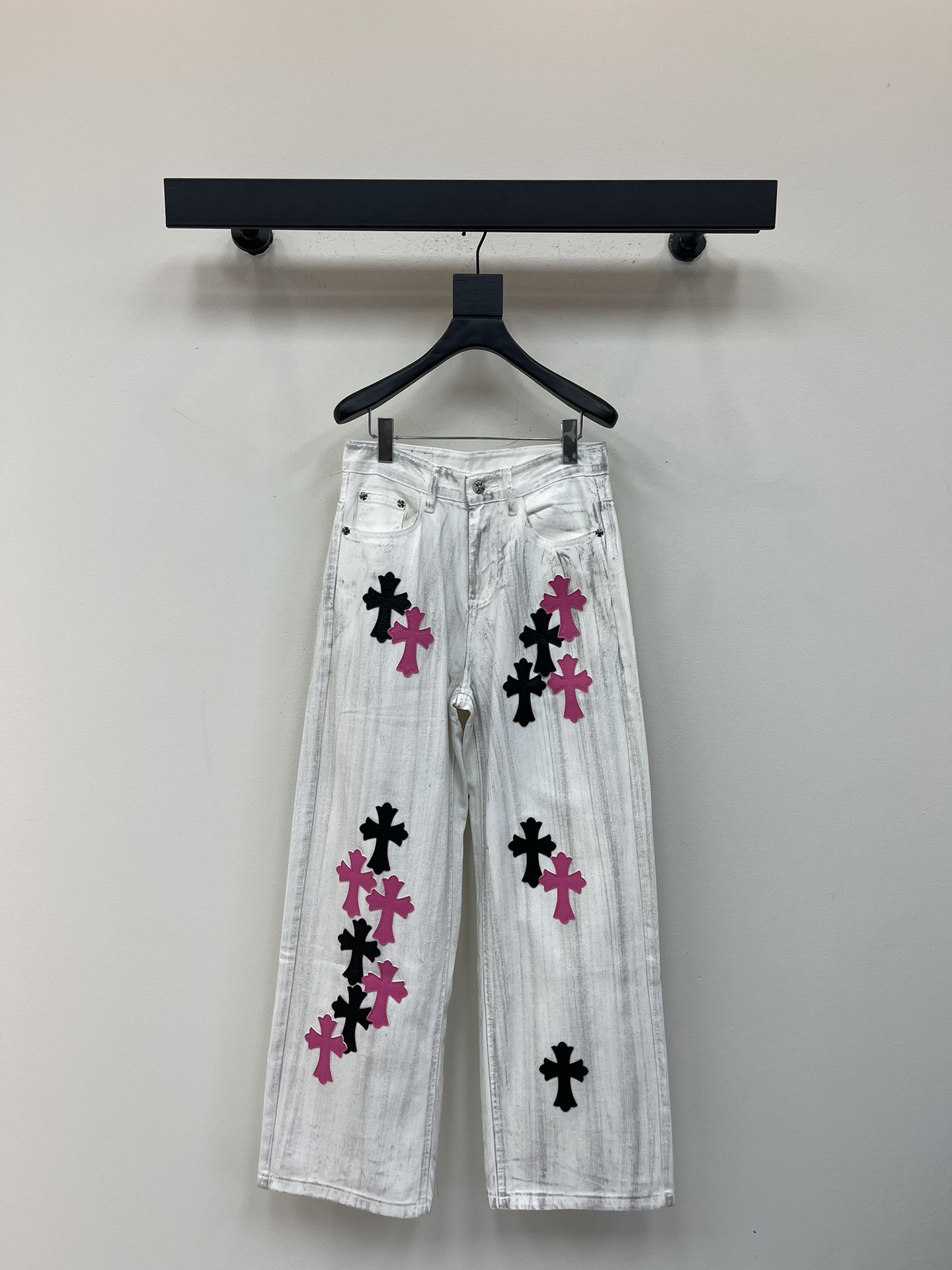 NO:490518,Chrome Heart* new cross veneer couples' wash jeans white old dirty pants. Different washable styles are very friendly to those with thin legs and thick legs. The straight style is very modified. The medium length is timeless and easy to match. The basic style of various styles is a must-have in the wardrobe!  The fabric is hard and has the effect of softness without losing texture on the upper body. The washing process is even more perfect, and it is a must-have for everyone!  !  !  Size S-5XL, Chrome hearts, chrome hearts, jeans, alexander wang19860909Chrome Heart*克罗心新款十字架贴皮情侣款水洗牛仔裤白色做旧脏脏裤.不同水洗质感的款式,对腿细腿粗人士十分友好,直筒的版型十分修饰腿型 永不过时的适中长度,搭配起来轻松随意,各种风格的造型基础,衣橱中的必备款！面料硬挺的同时又做到了上身柔软而不失质感的效果,洗水工艺更是做到了极致,人手必备款！！！ 尺码S-5XL,,chrome hearts,chrome hearts,jeans,alexander wang,Women's clothing